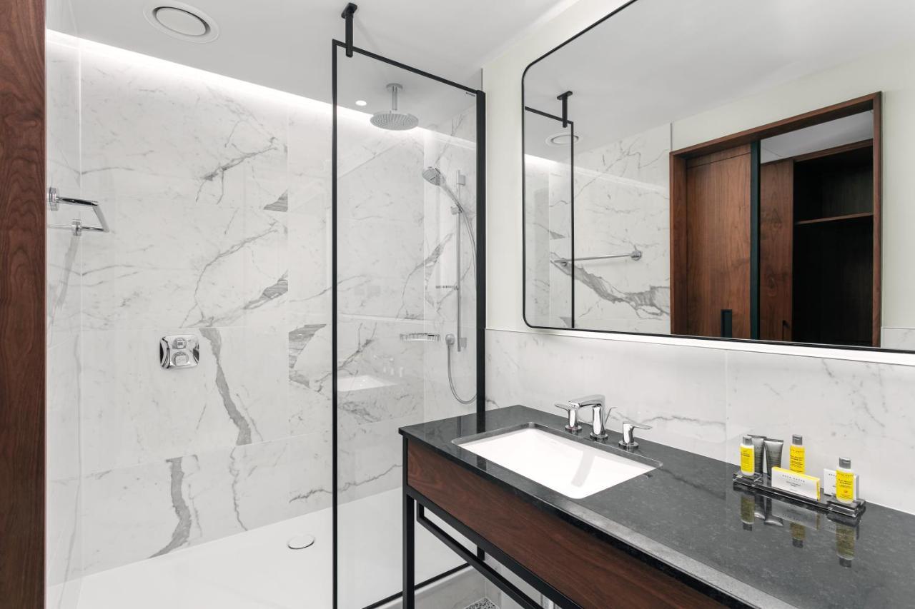 One-Bedroom Club Suite with One King Bed and Balcony