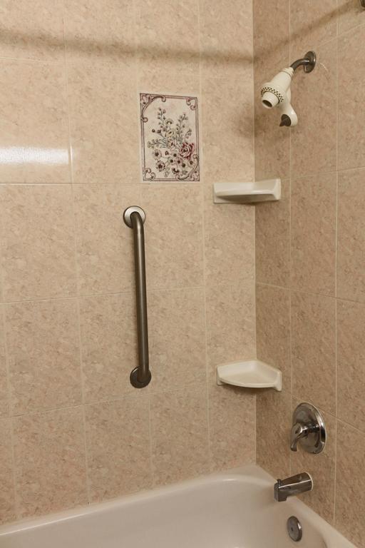 Queen Room with Two Queen Beds and Bath Tub - Mobility/Hearing Access - Non-Smoking