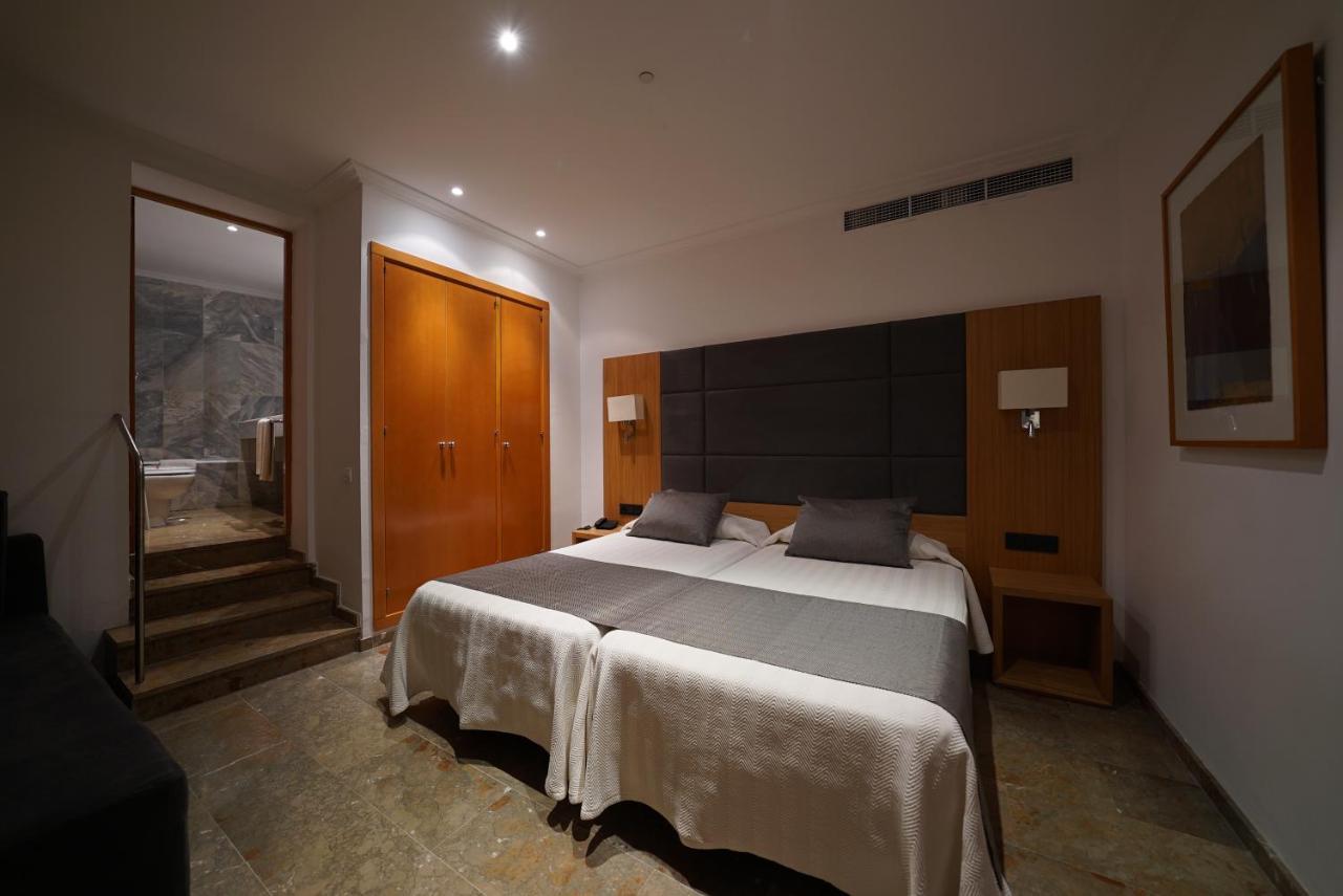 Quintuple Room
