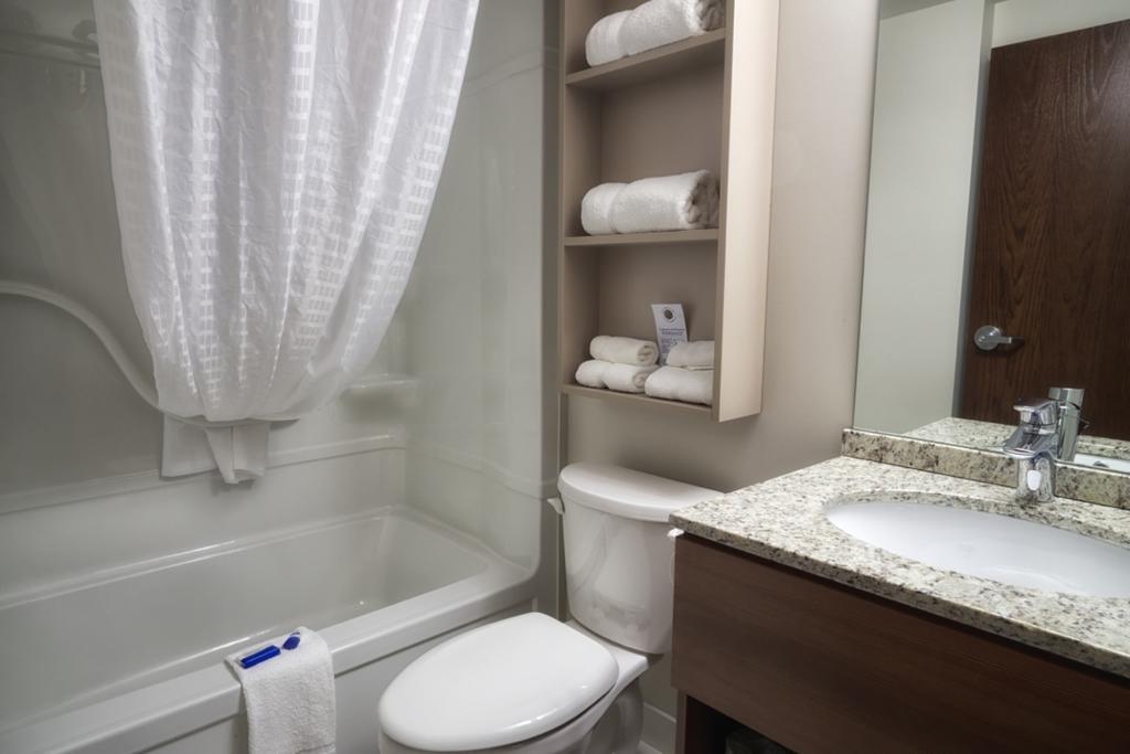 Queen Studio Suite Jetted Tub Non-Smoking,115752377:JPEG