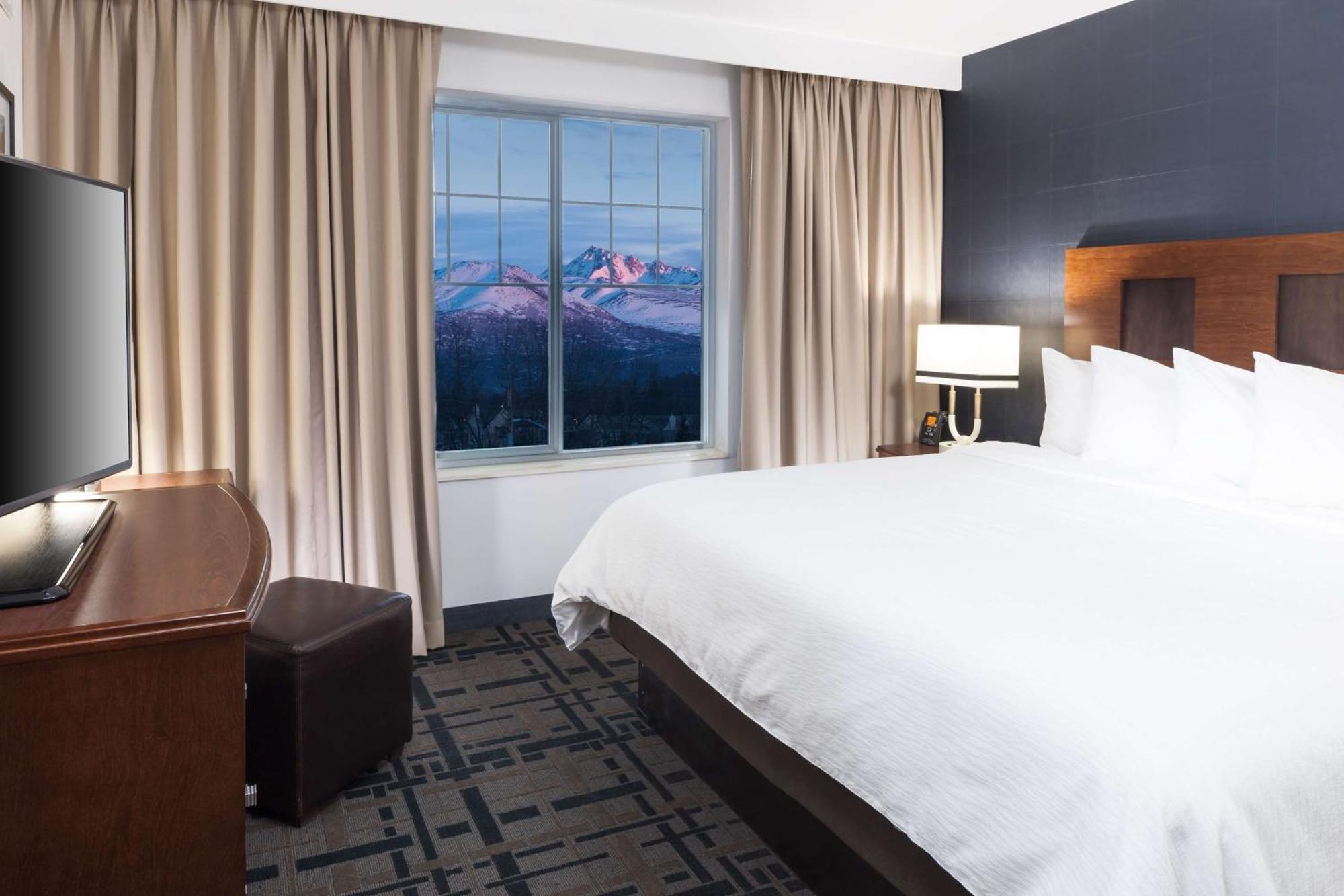 King Suite with Mountain View - Non-Smoking