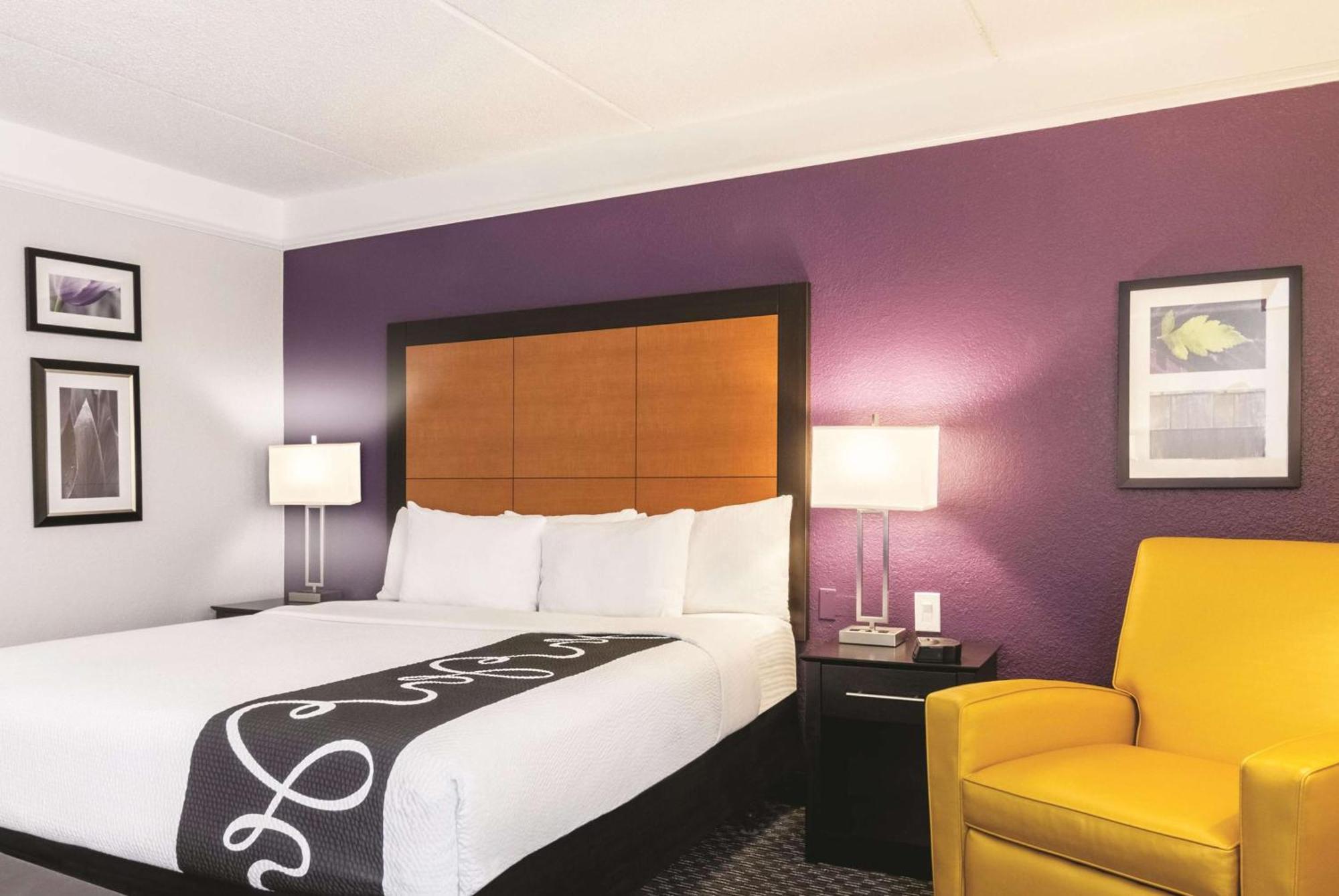 Deluxe King Room - Non-Smoking,1276309780:JPEG