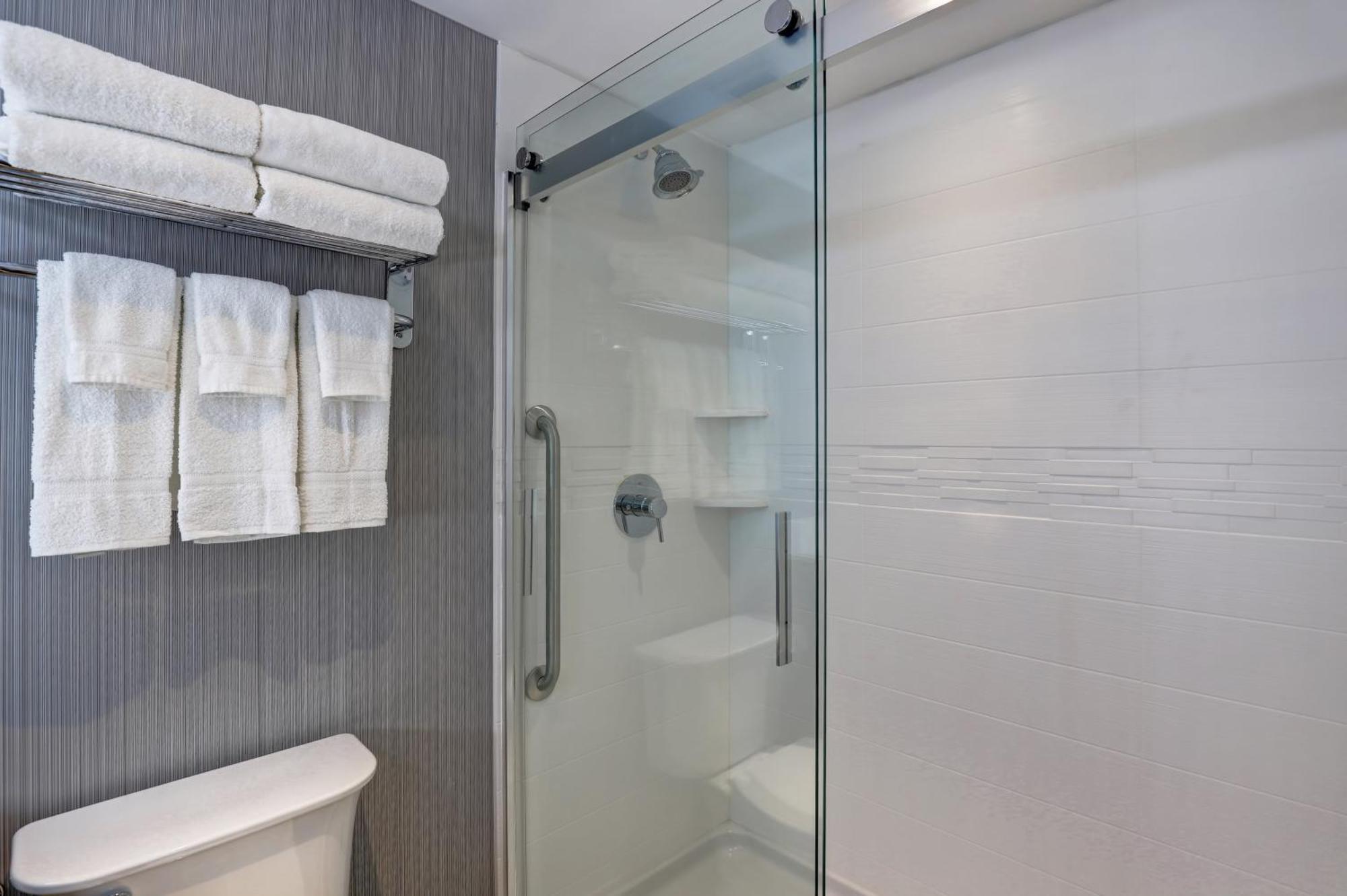 Standard King Room Walk Shower,1277625007:JPEG