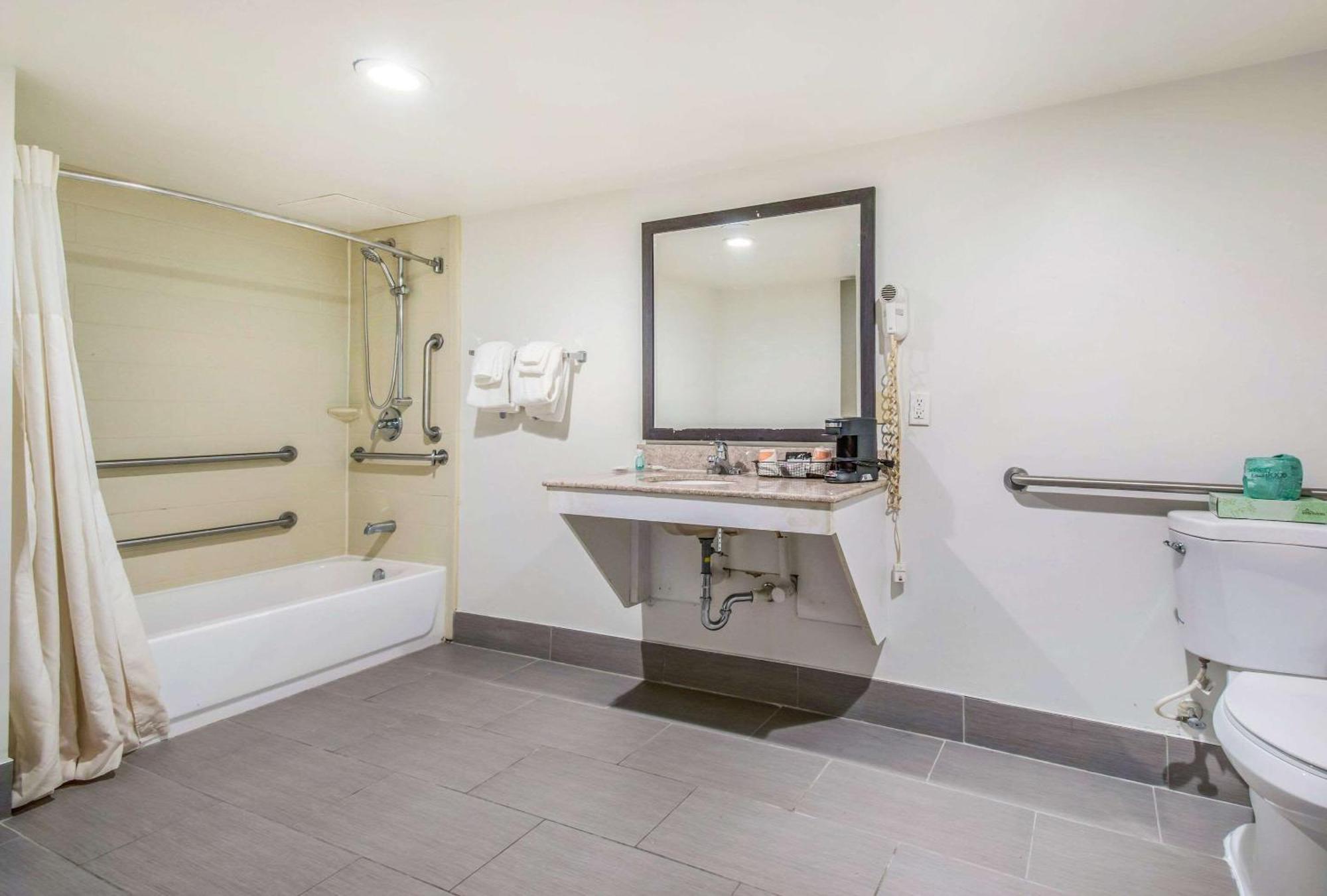 Double Room with Two Double Beds and Tub - Accessible/Non Smoking