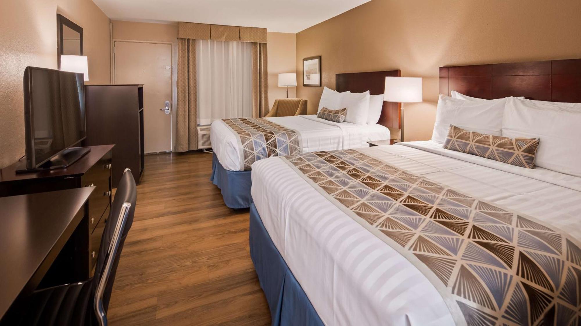 Queen Room with Two Queen Beds - Non Smoking