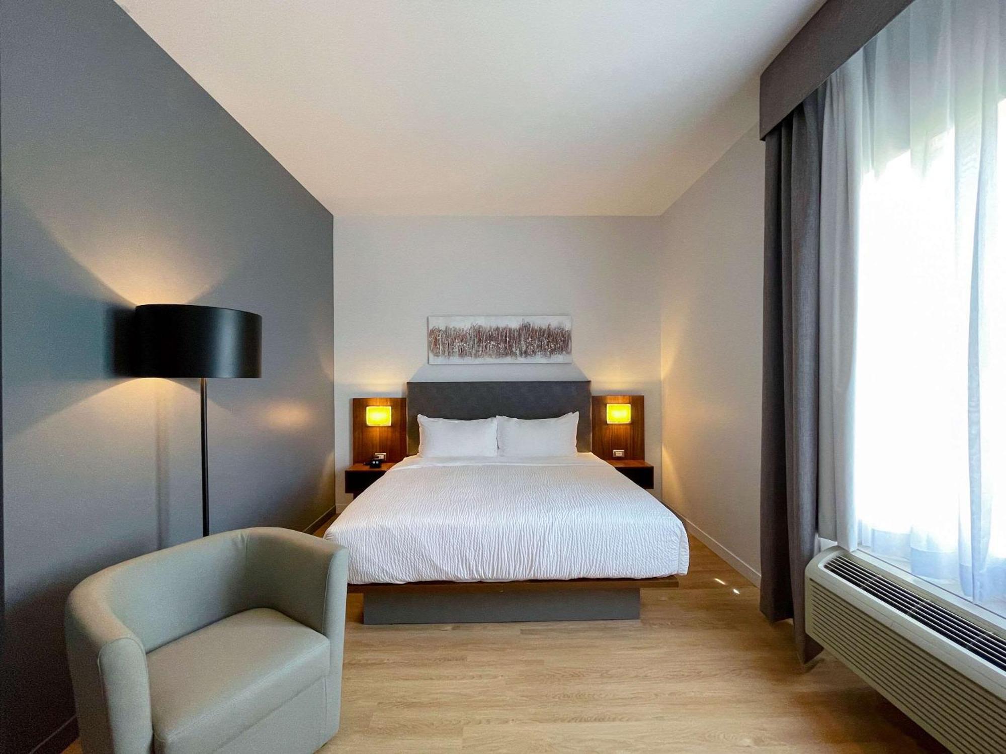 Deluxe King Room  - Accessible/No Pets/Non Smoking,1589200047:JPEG