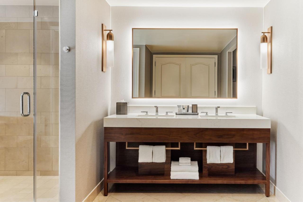 1 Bedroom Executive Suite 1 King Sofa bed Balcony,1351951201:JPEG