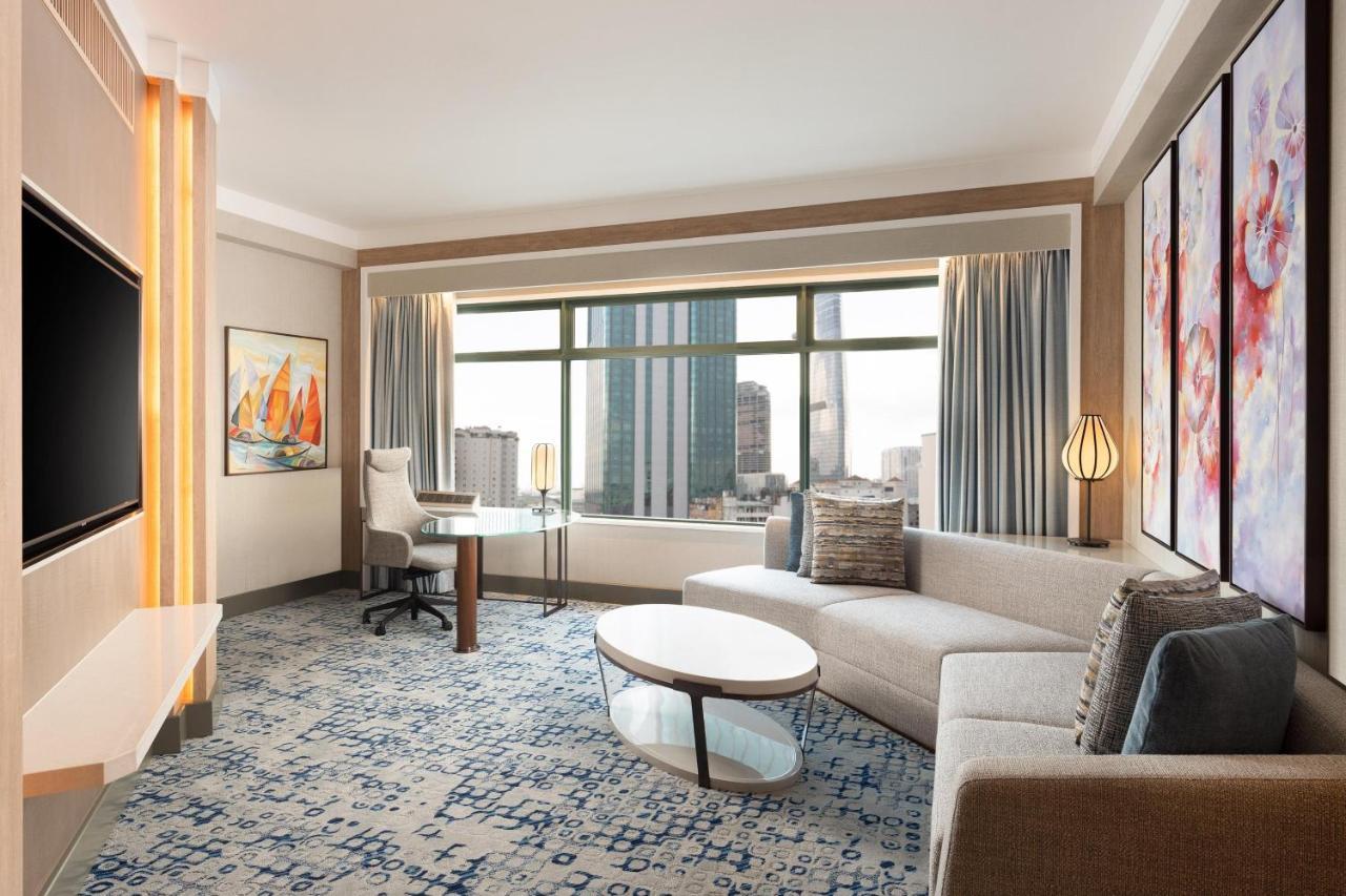 Club lounge access, Larger Suite, 1 King