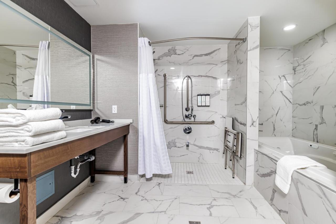 King Suite with Sofa Bed and Roll-In Shower - Disability Access