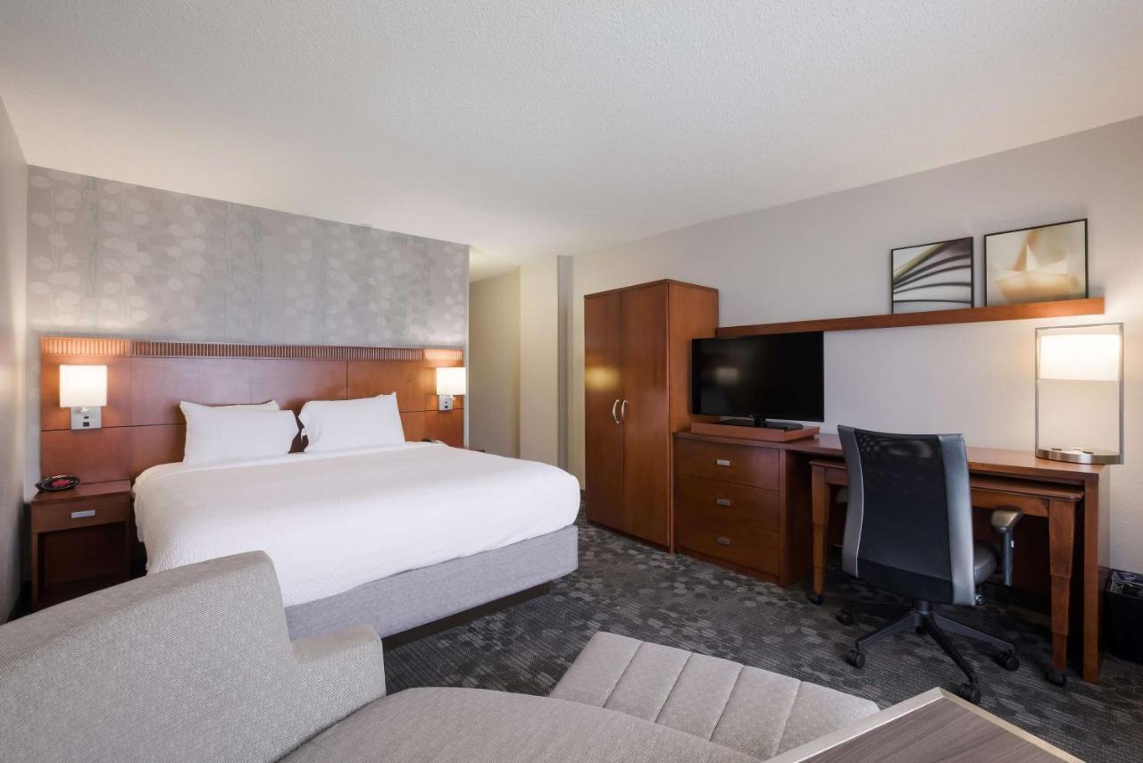 Deluxe King Room with Balcony