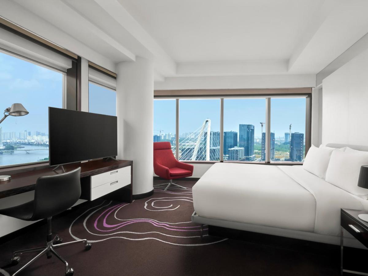 Concierge lounge access, 1 Bedroom Larger Suite, 1 King, River view, Corner room