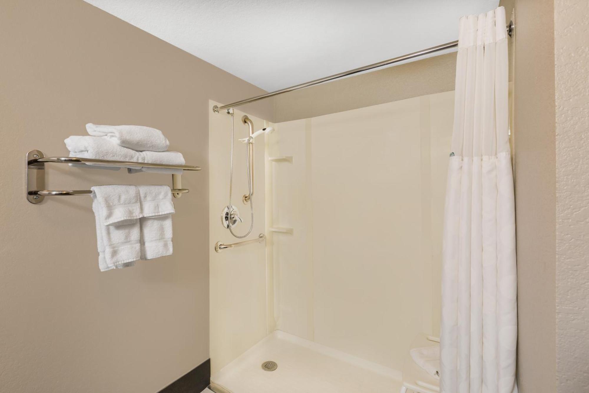 King Room Tub Disability Access or Non Smoking,1646905161:JPEG