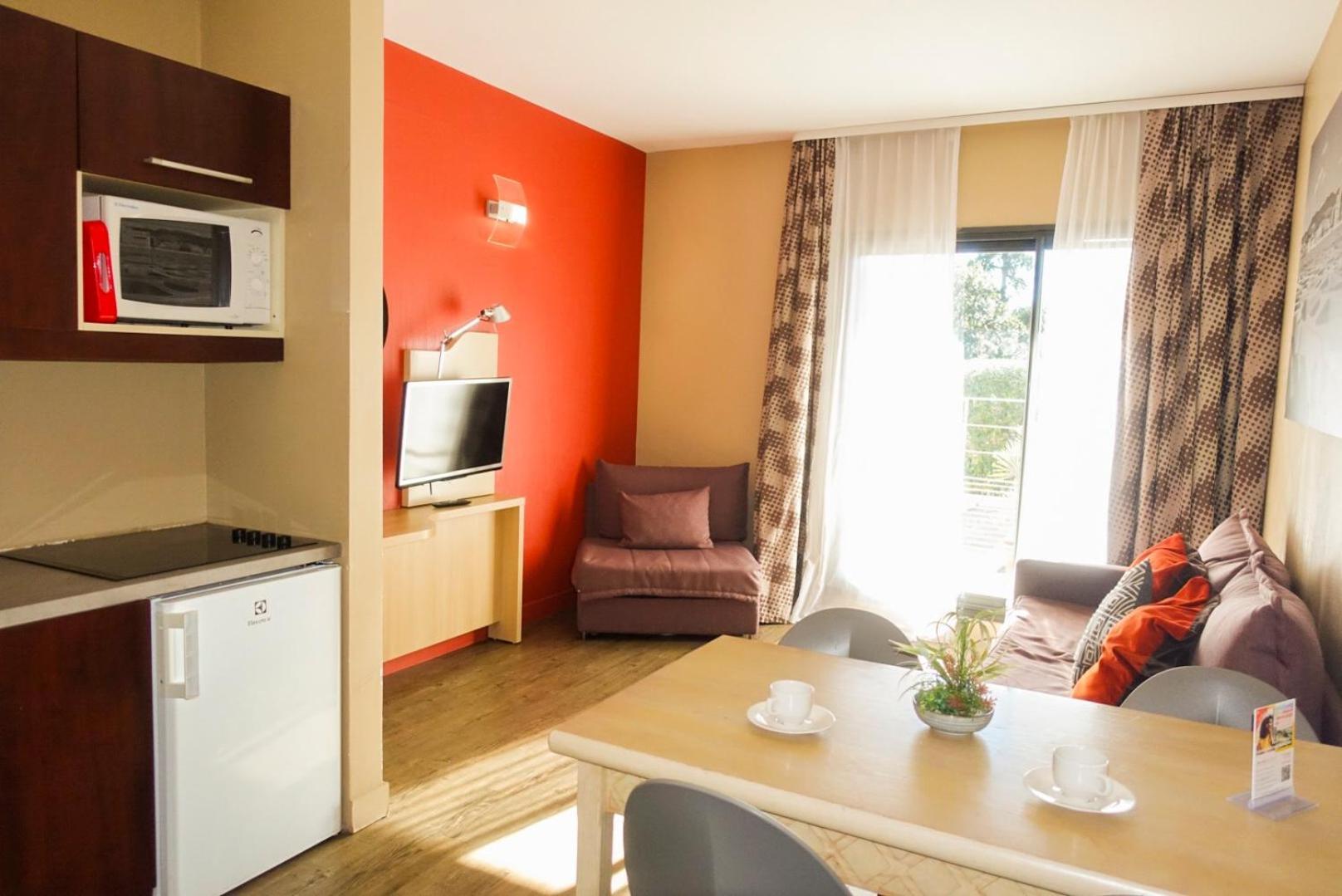 One-Bedroom Apartment (5 Adults)