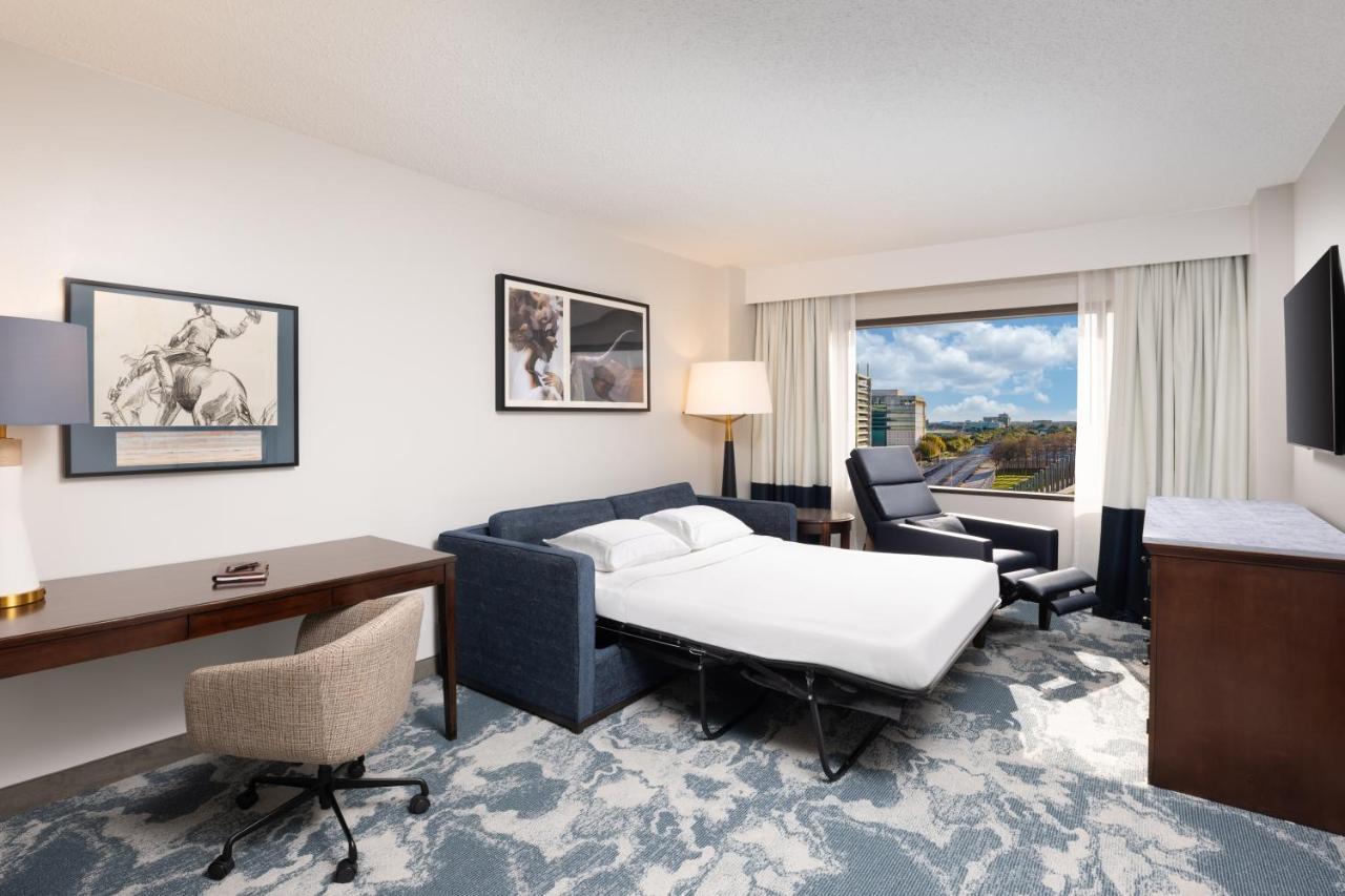 King Studio with Roll-In Shower and Kitchen - Mobility Accessible