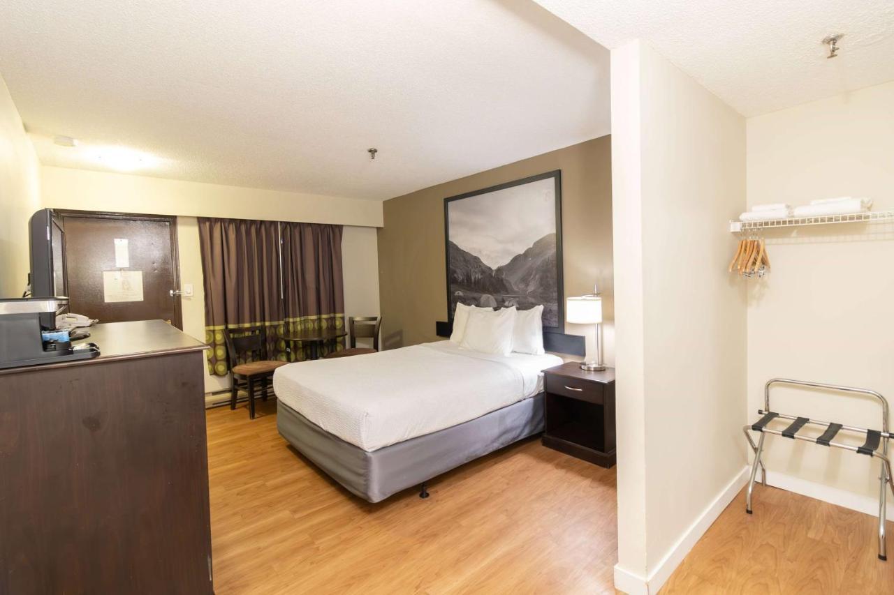 Deluxe Queen Room - Non-Smoking