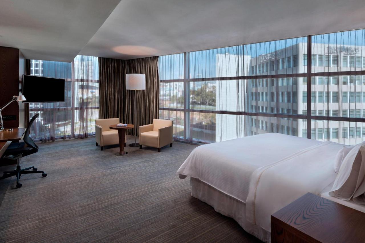 Club Corner Club lounge access Larger Guest room 1 King,1499992276:JPEG