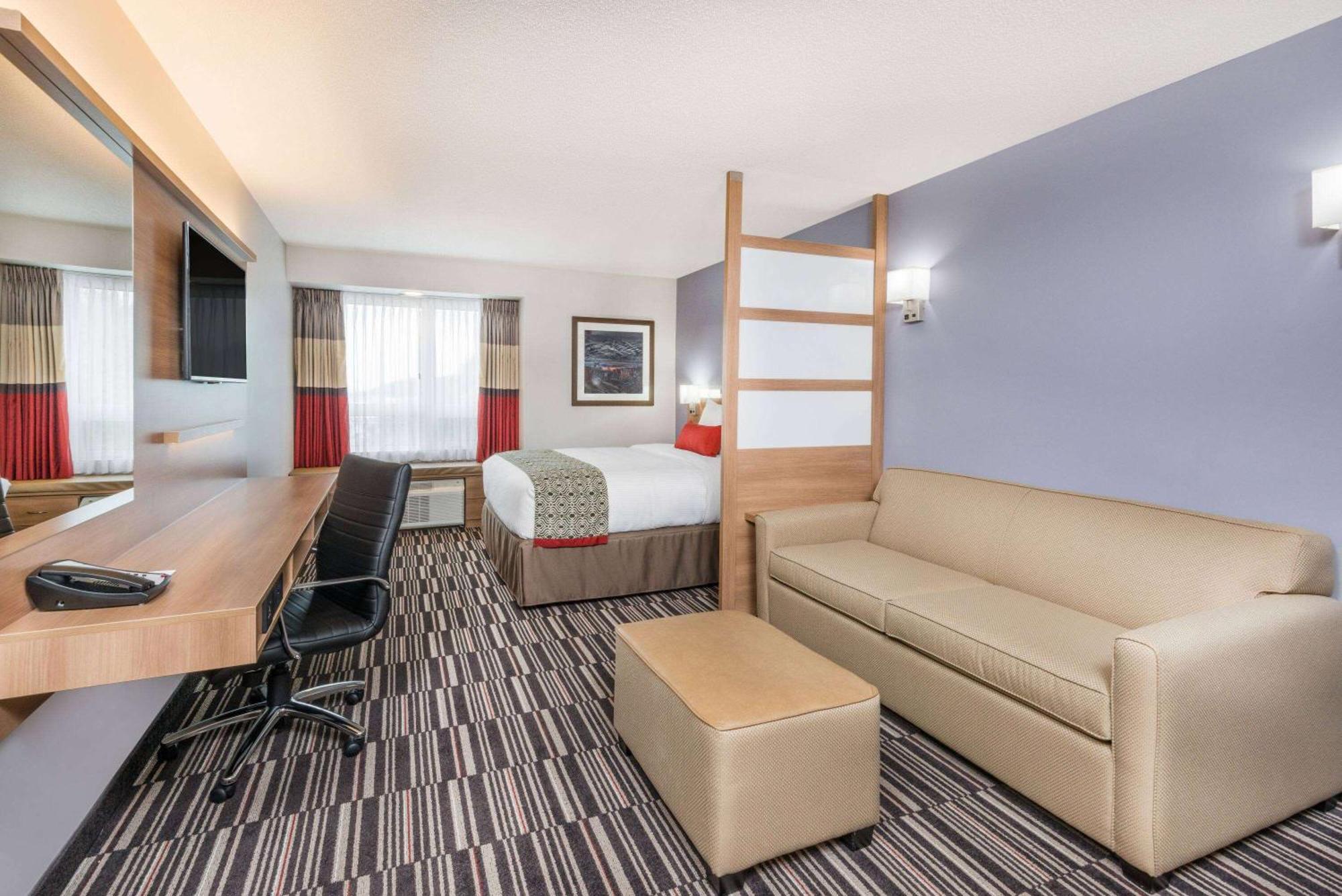 Junior Suite One Queen Bed Non-Smoking,1515126343:JPEG