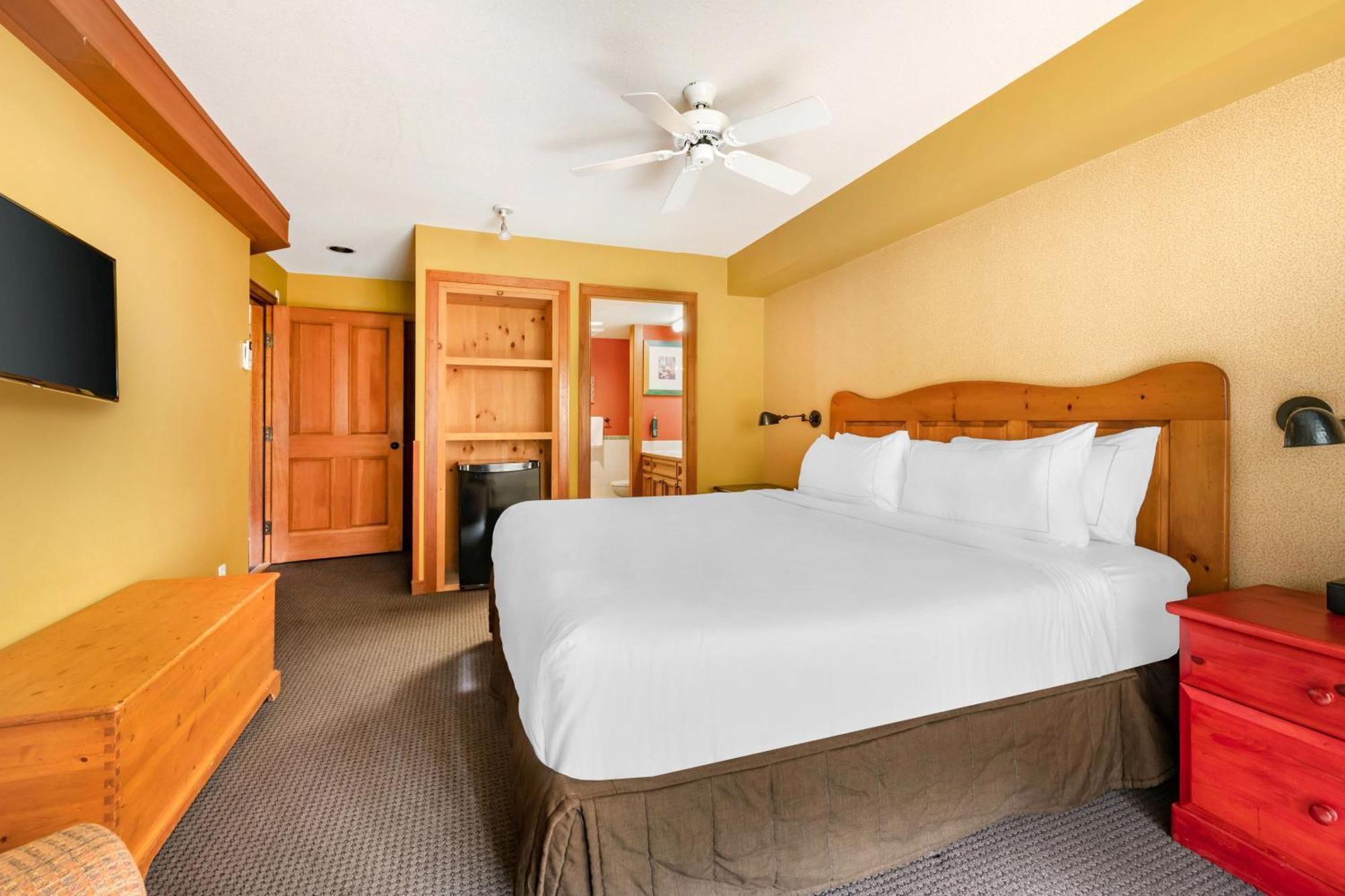 Two-Bedroom One King Two Twins Premier Suite,1517786887:JPEG