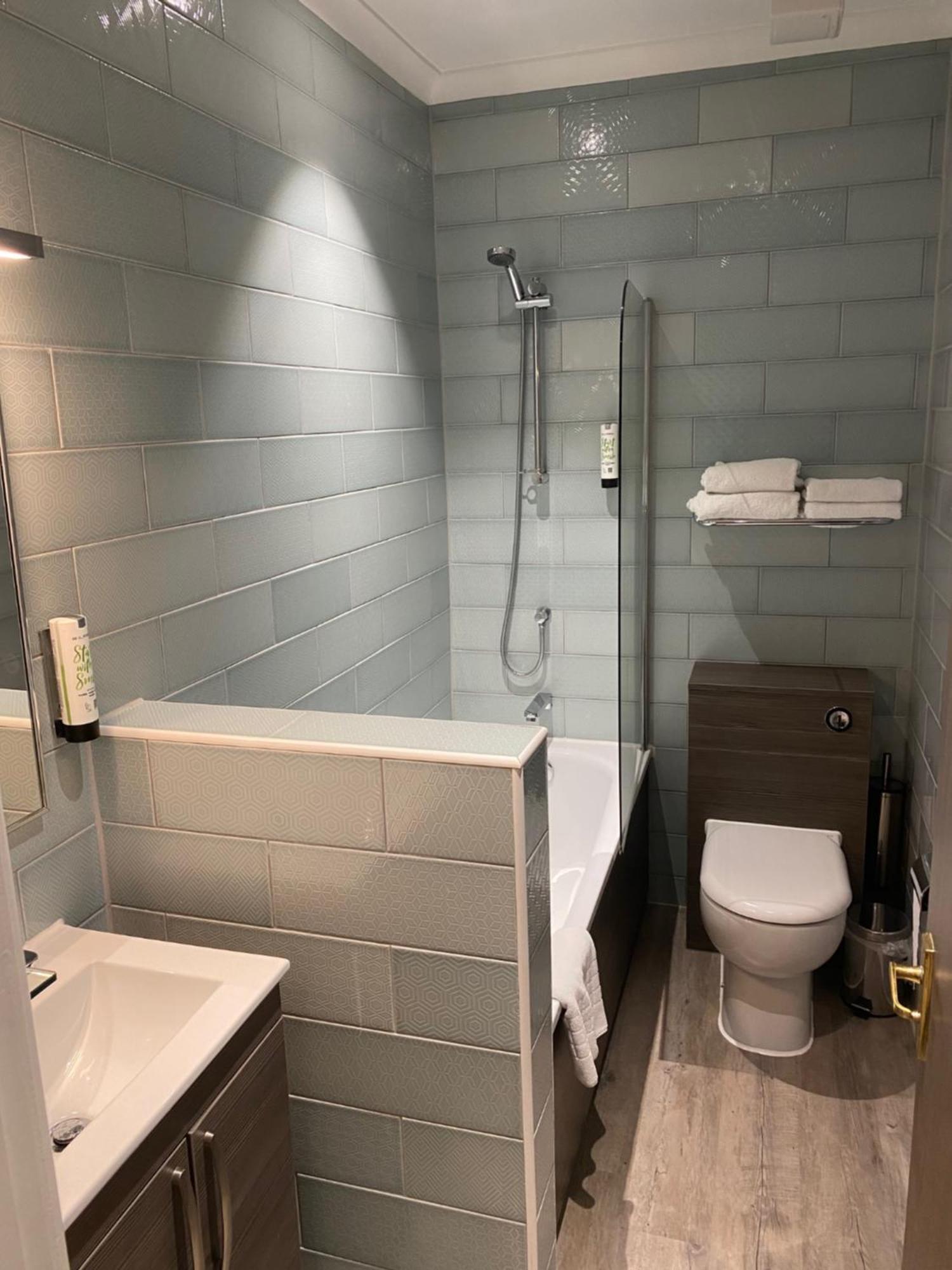 Twin Room,1551172195:JPEG