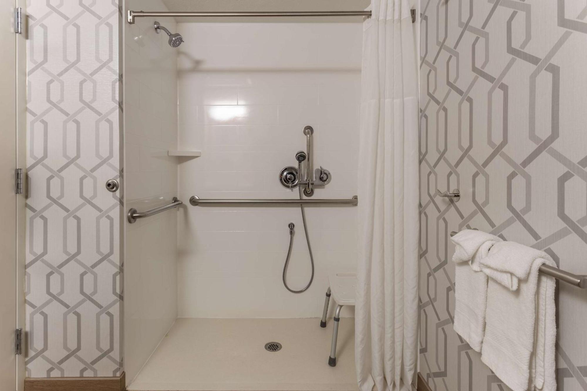 Double Room with Roll-in Shower - Mobility Accessible/Non-Smoking