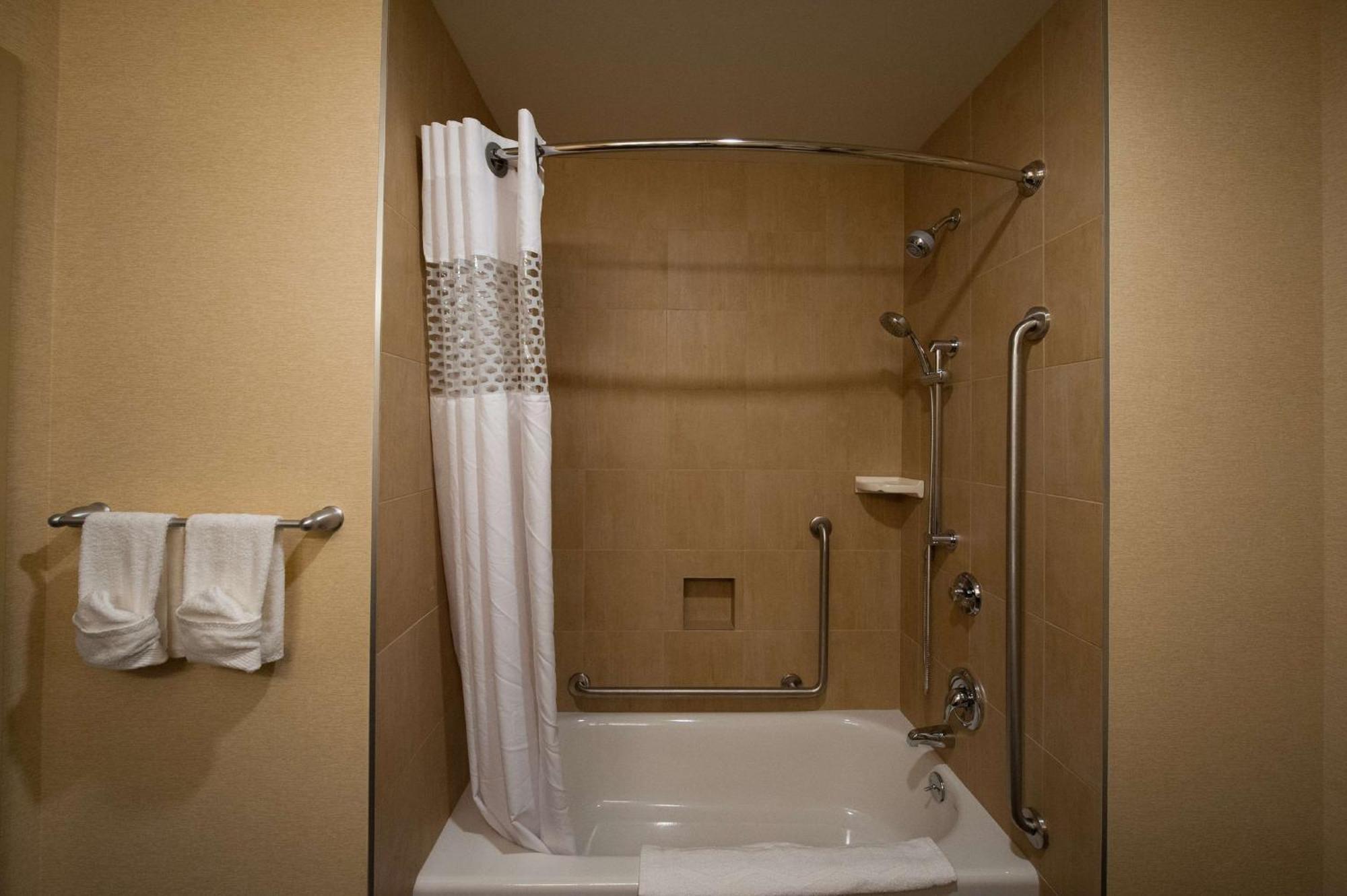 Queen Room Two Queen Beds Mobility Access or Non-Smoking,1557832846:JPEG