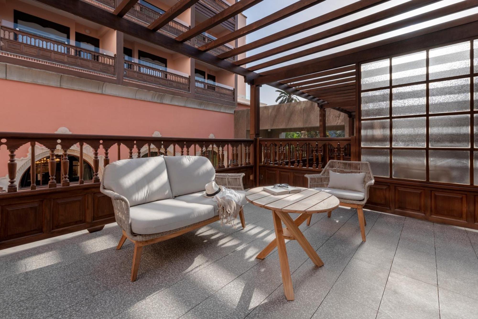 Deluxe Family Room (2 Adults + 1 Child)