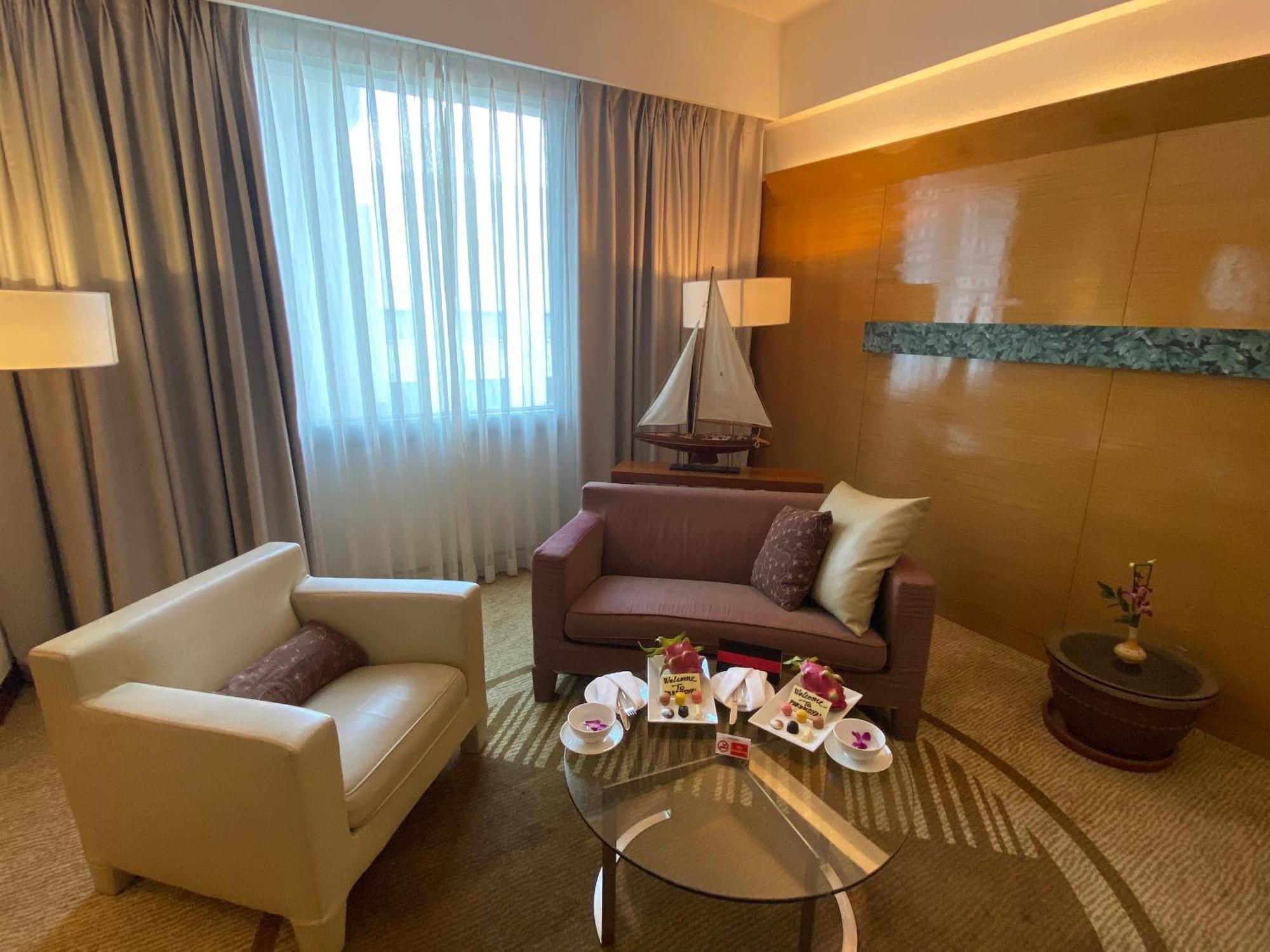 Executive Suite with Free Airport Transfers, 4 Pieces of Laundry Daily and Evening Cocktail (B)