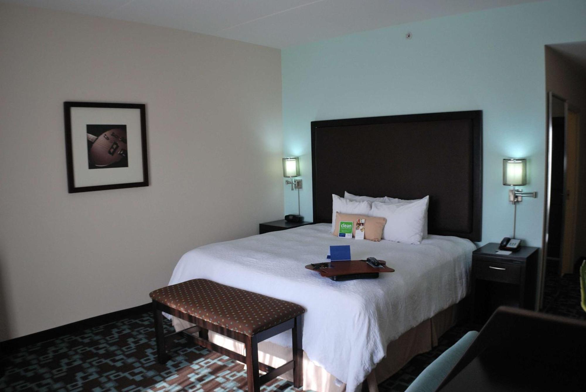 King Room with King Bed - Non-Smoking
