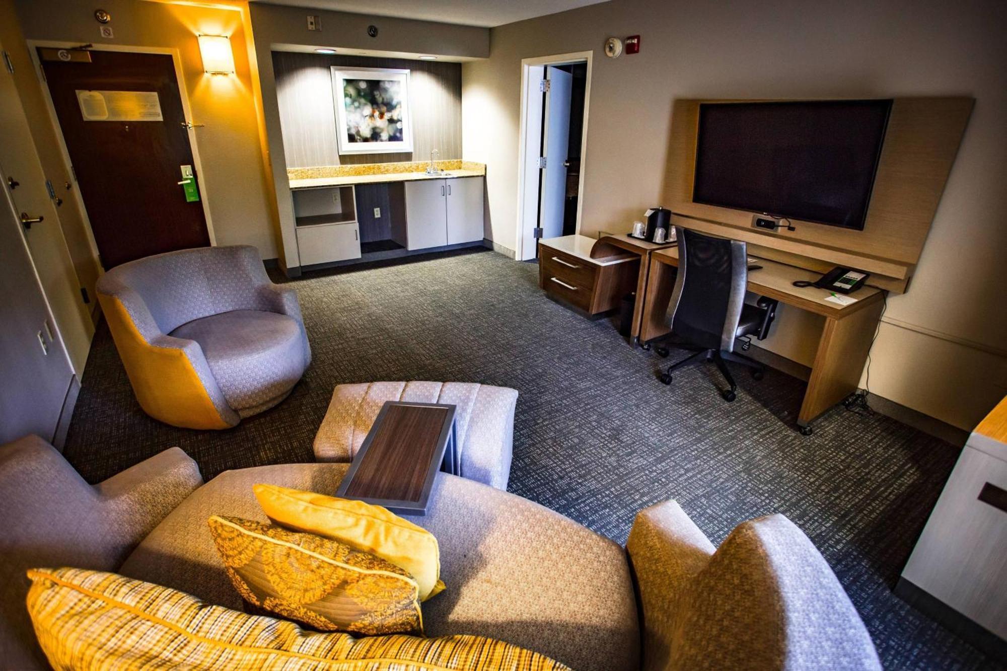 King Room with Sofa Bed and Adapted Tub - Mobility and Hearing Accessible