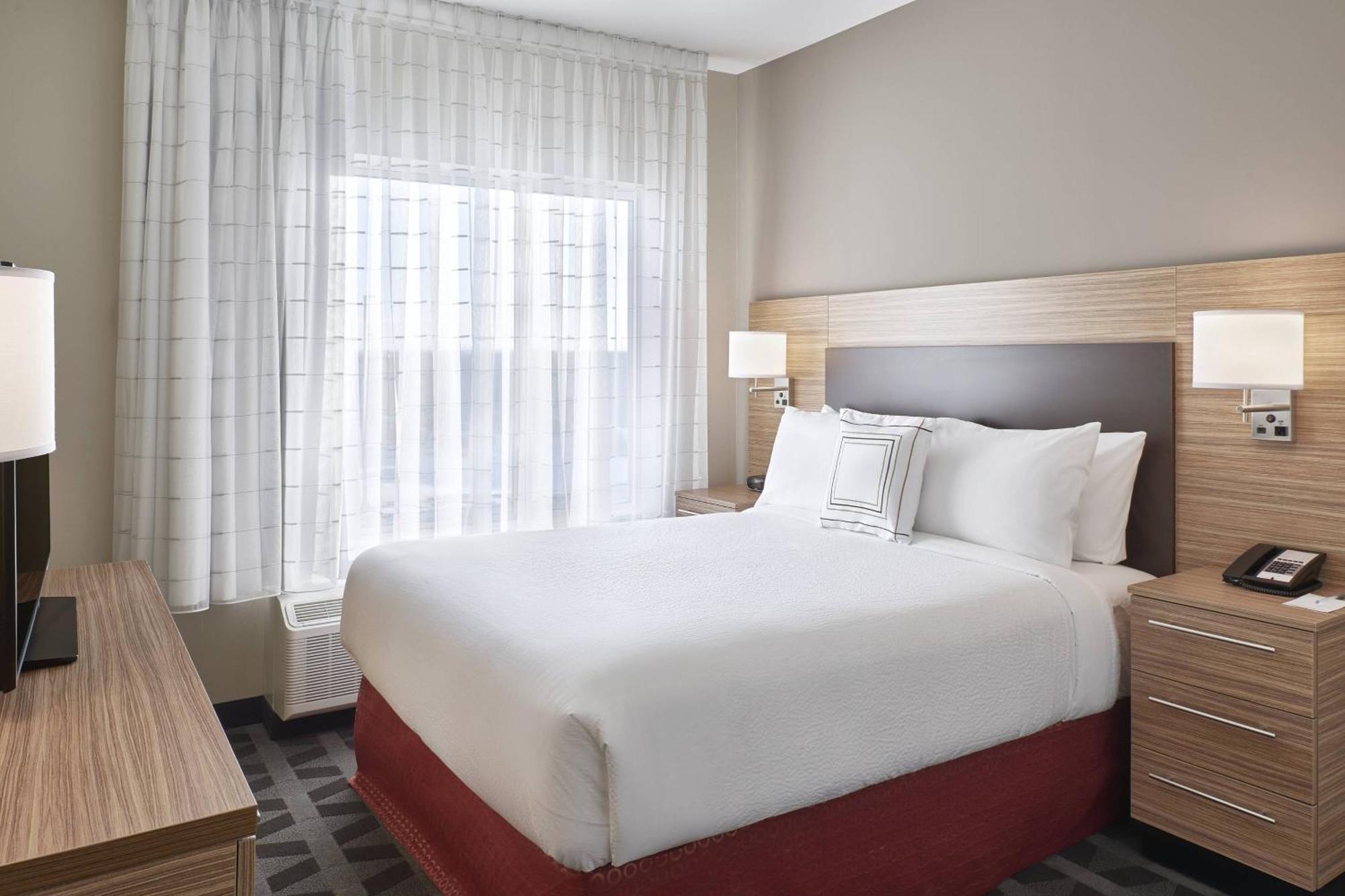 1 Bedroom Suite, 1 Queen, Sofa bed, City view