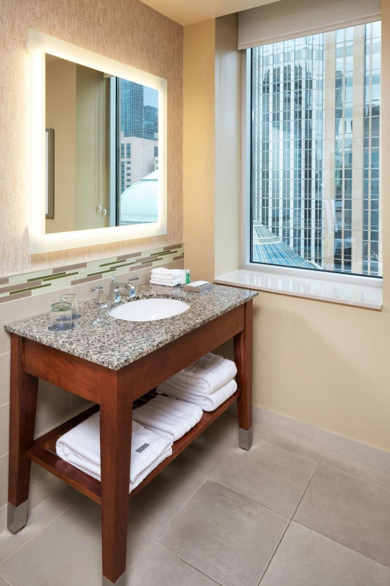 Guest room, 1 King, City view