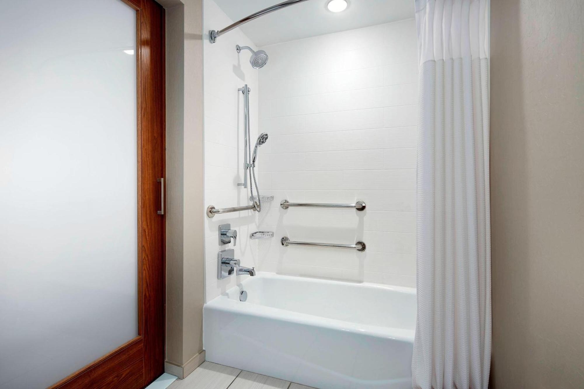 King Suite with Bathtub and Trundle Sofa - Mobility Access/Hearing Accessible