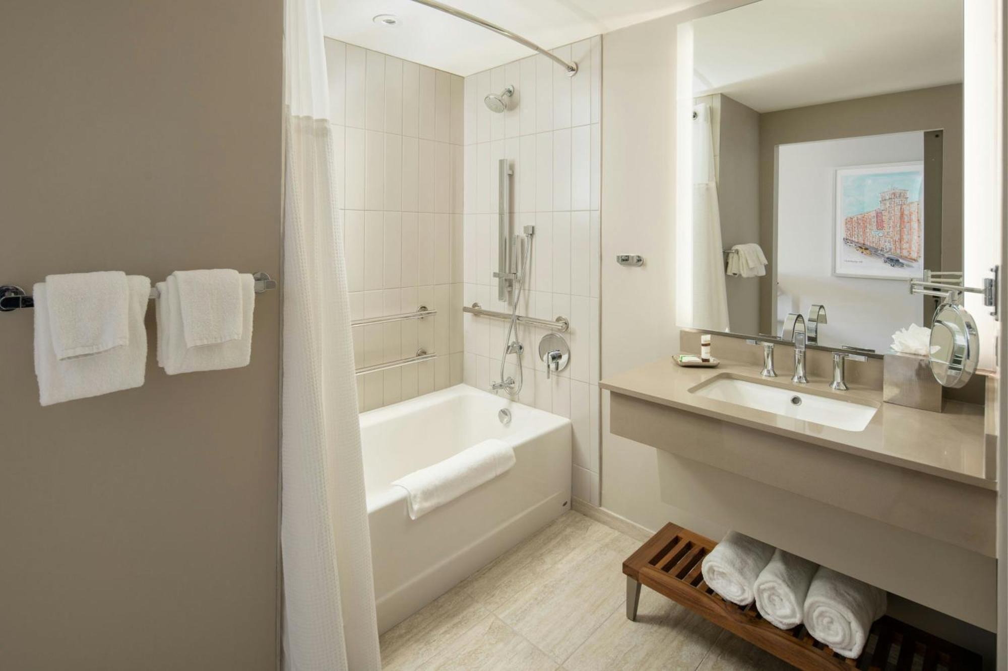 Deluxe Guest Room with 1 King, City view