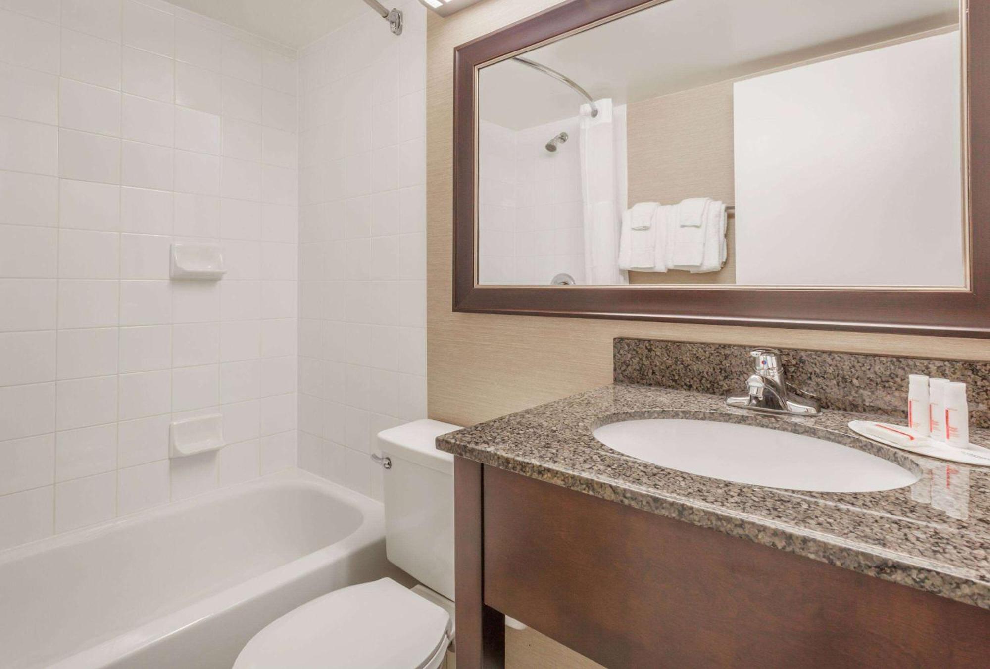 Queen Suite - Upper Floor/Non-Smoking