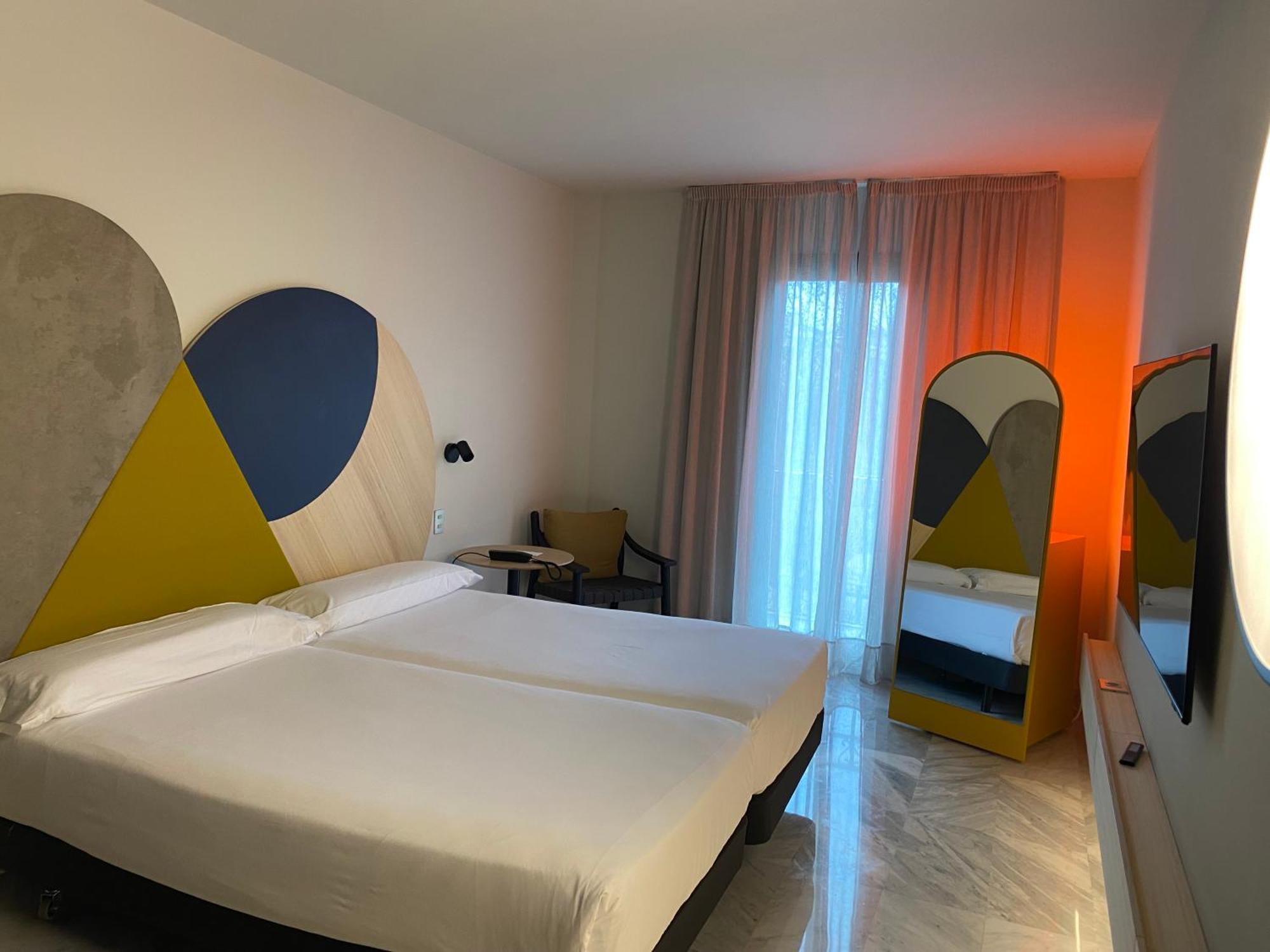 Twin Room with Balcony and Park View