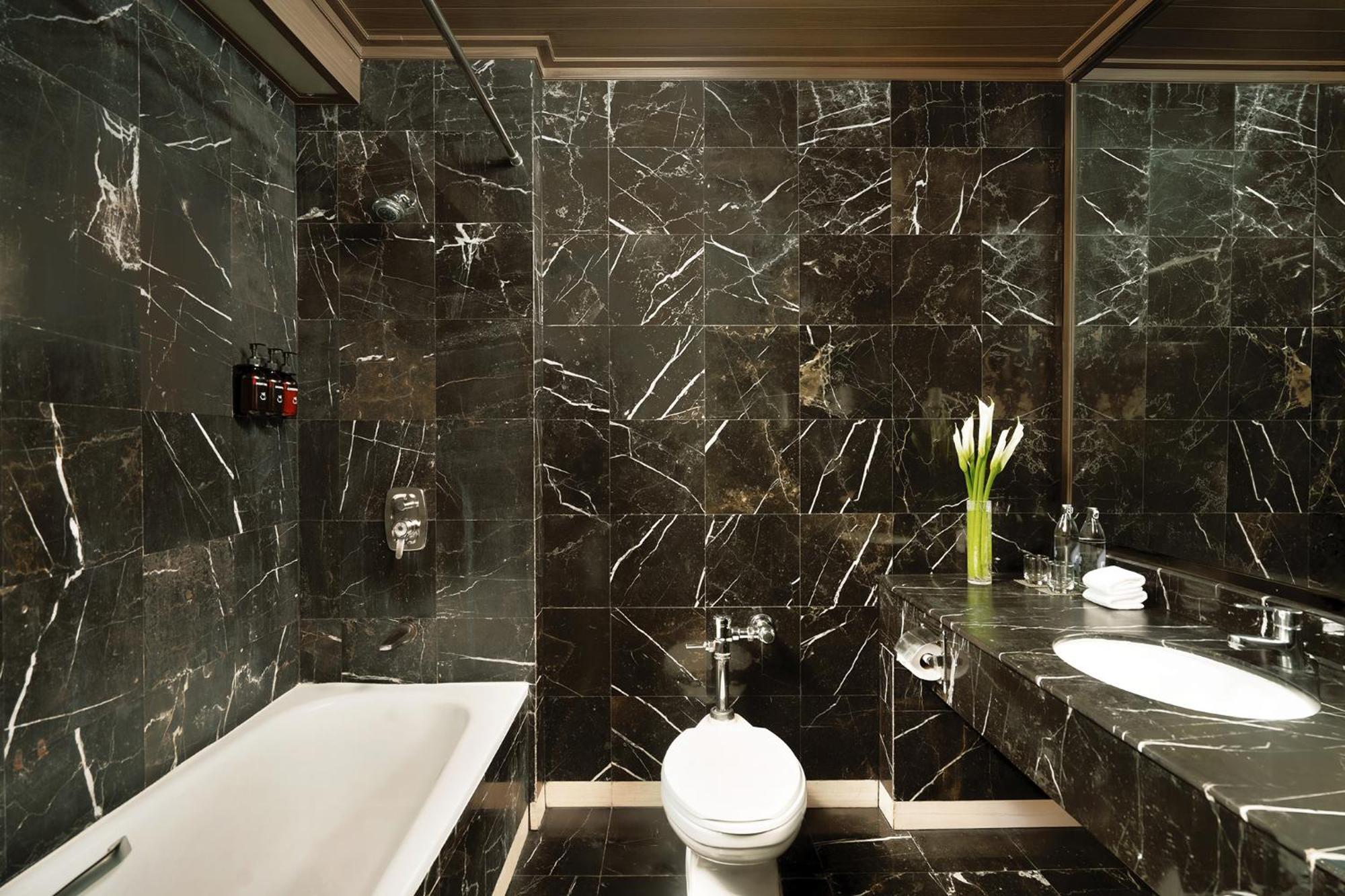 Executive Suite with 1 King Bed, Executive Lounge Access - 15% discount on Food and Soft Beverage