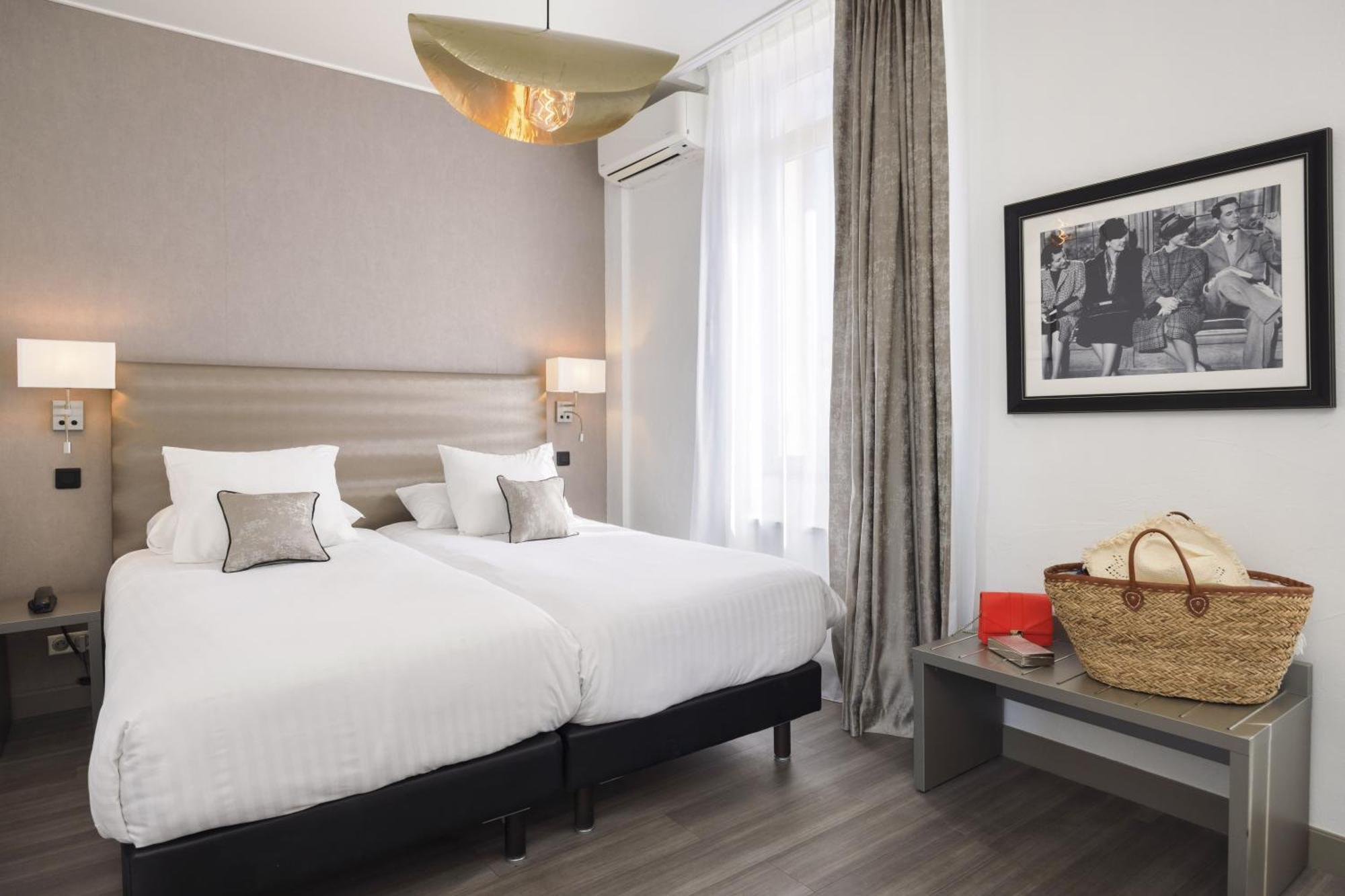 Deluxe Room One Queen One Single Bed Non-Smoking,1662974366:JPEG