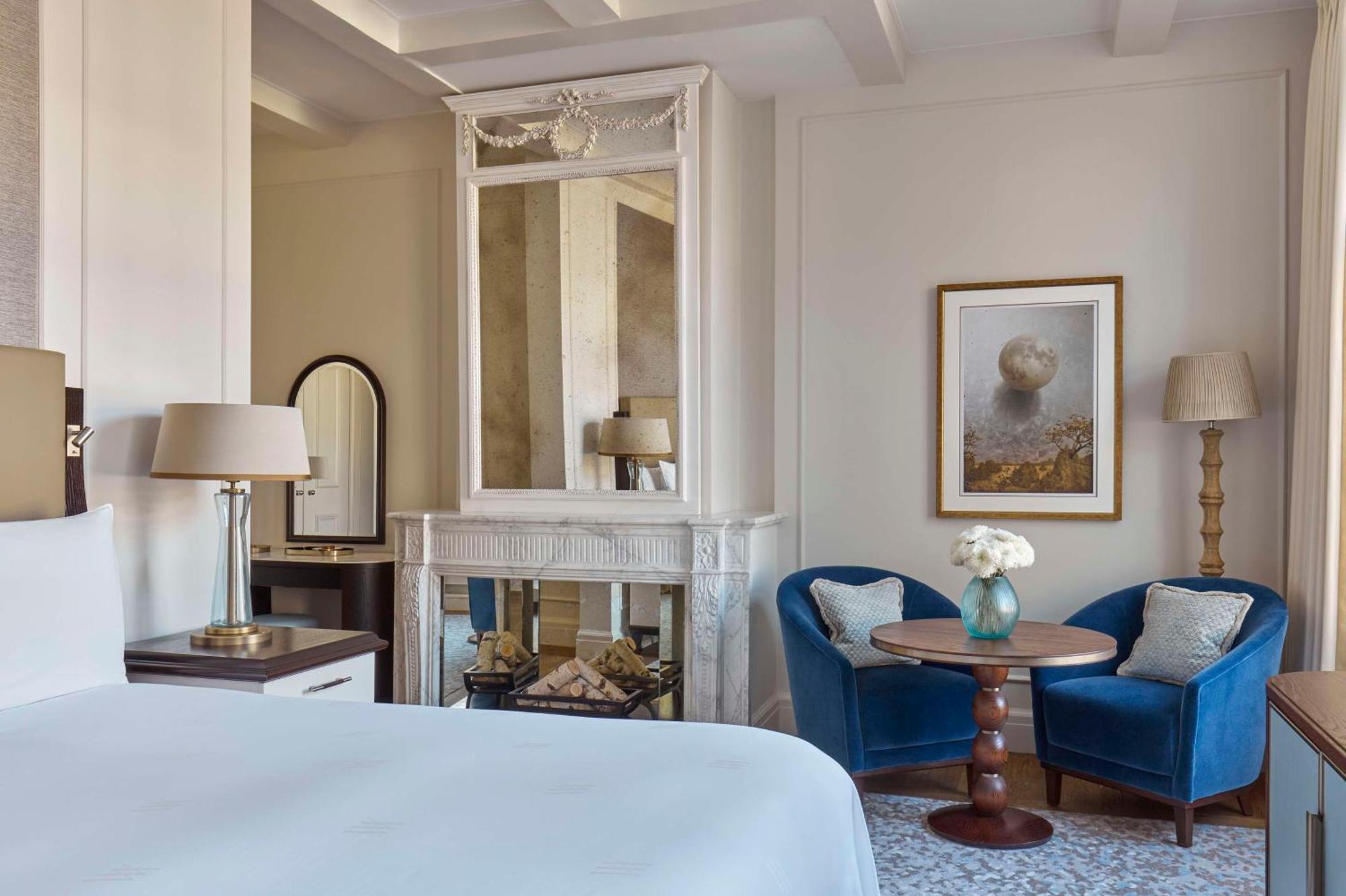 One-Bedroom King Suite with Canal View