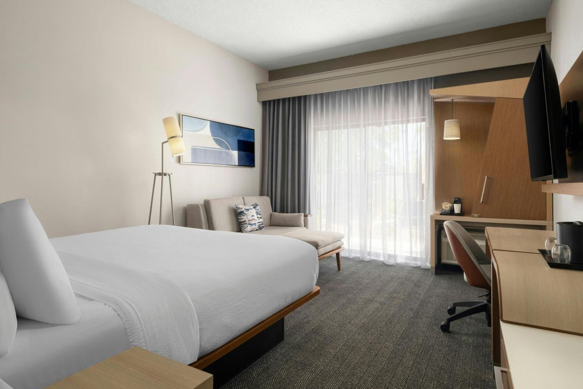 Large King Room Roll Shower Mobility Hearing Accessible or Ground Floor,1679575031:JPEG