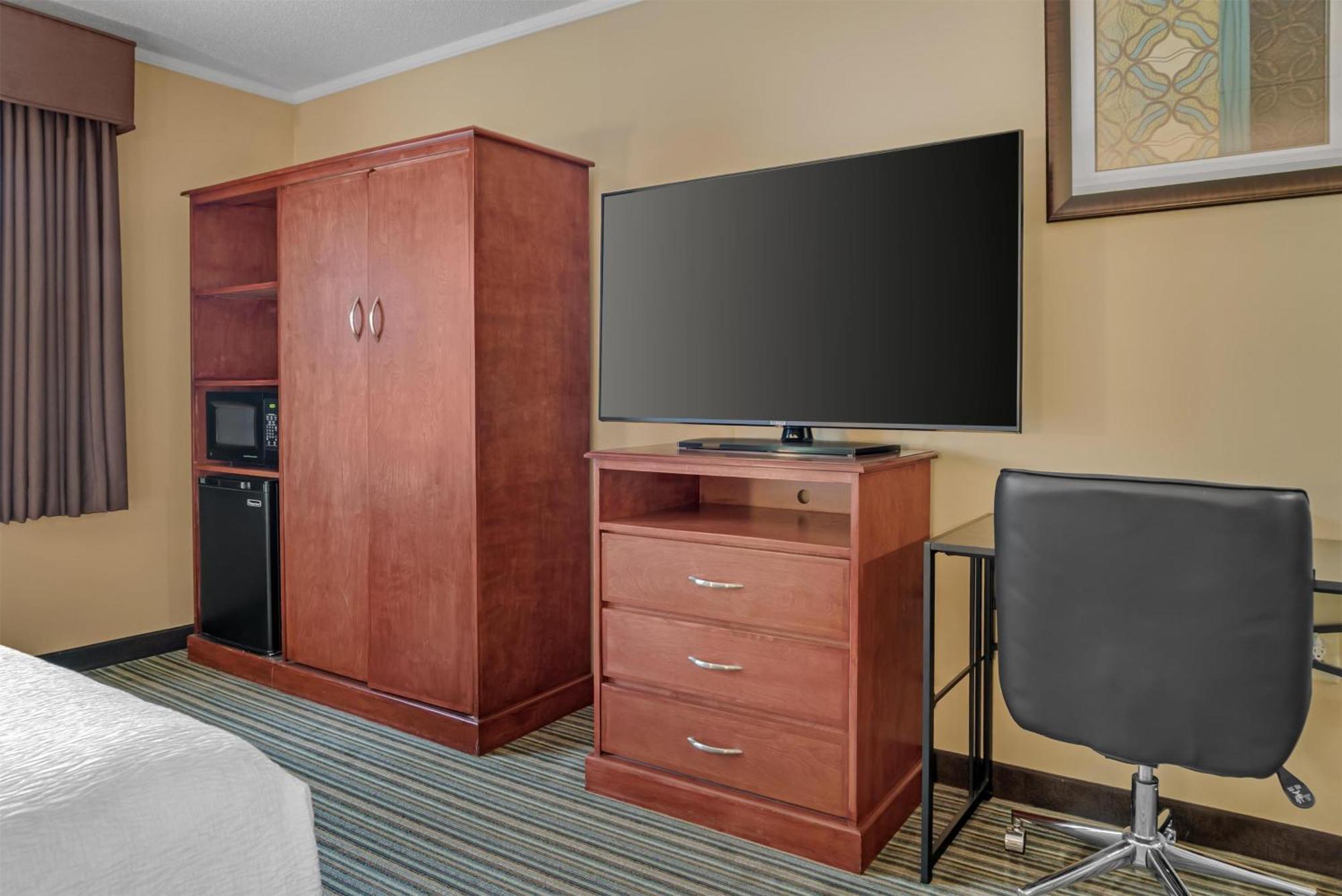 Queen Room with Roll-In Shower - Mobility Accessible/Communication Assistance/Non-Smoking