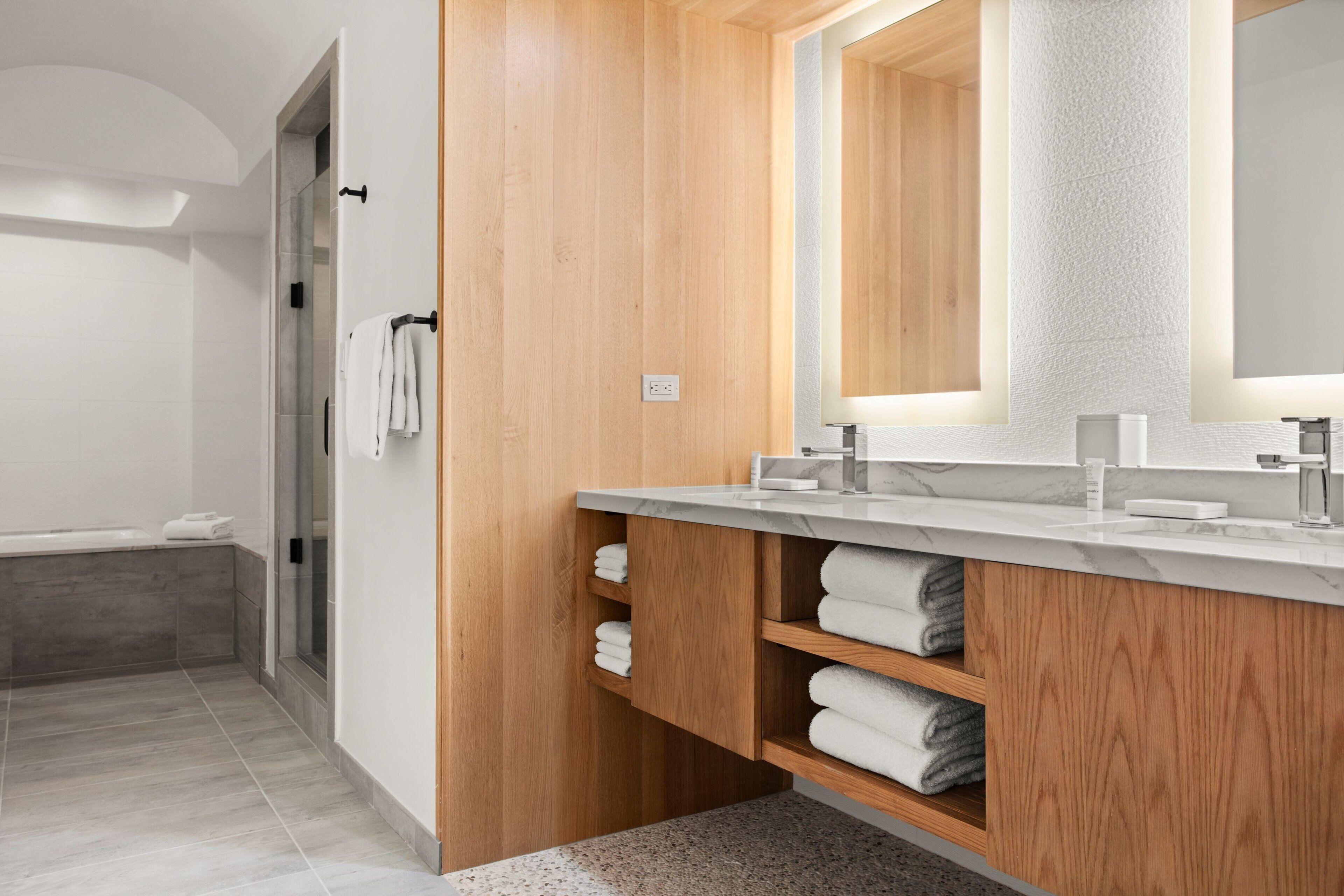 King Room with Marina View - Concierge Level