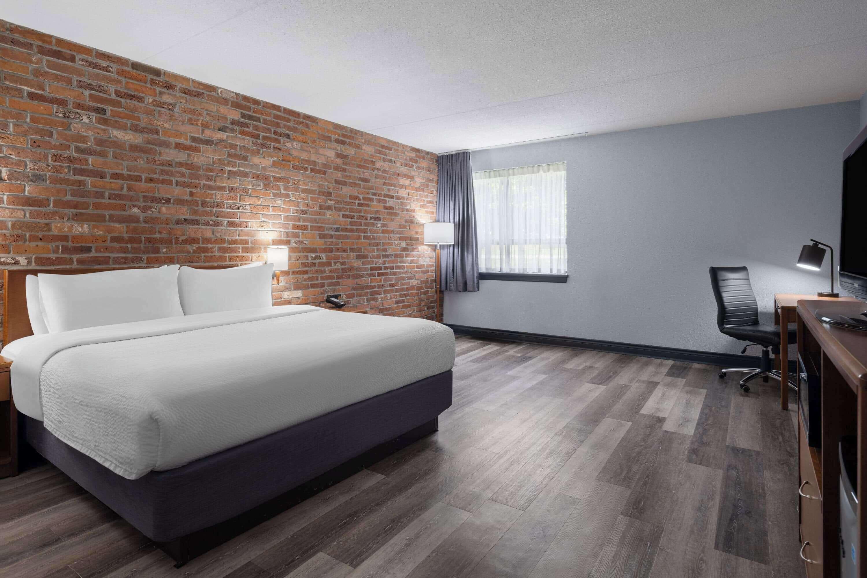 King Room with Roll-in Shower - Mobility Access/Non-Smoking