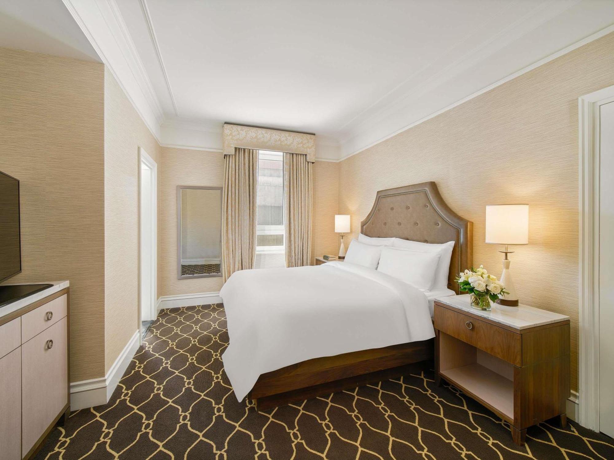 Queen Room City or Courtyard View