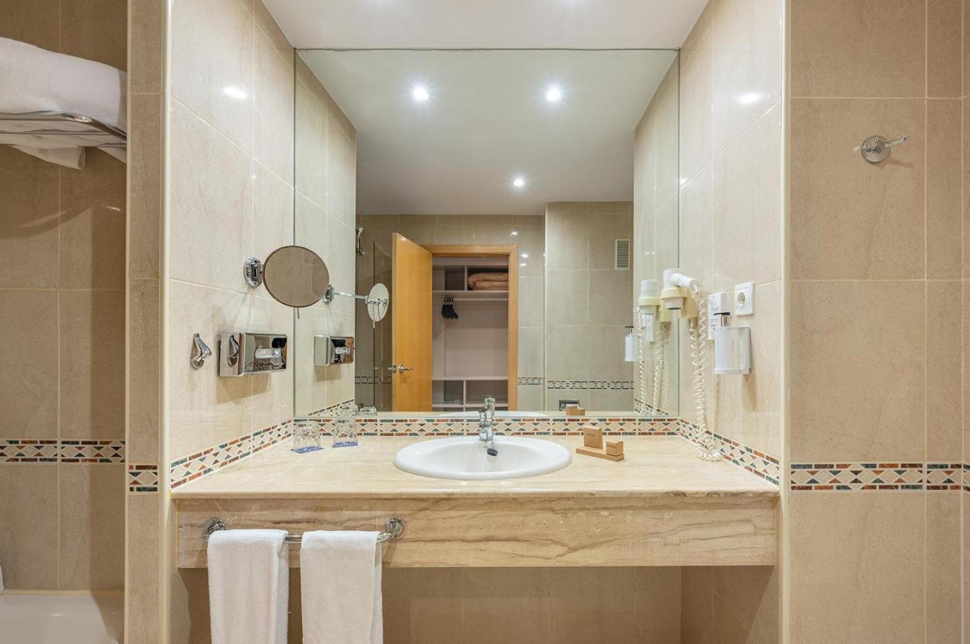 Quadruple Room without Terrace (2 Adults + 2 Children)