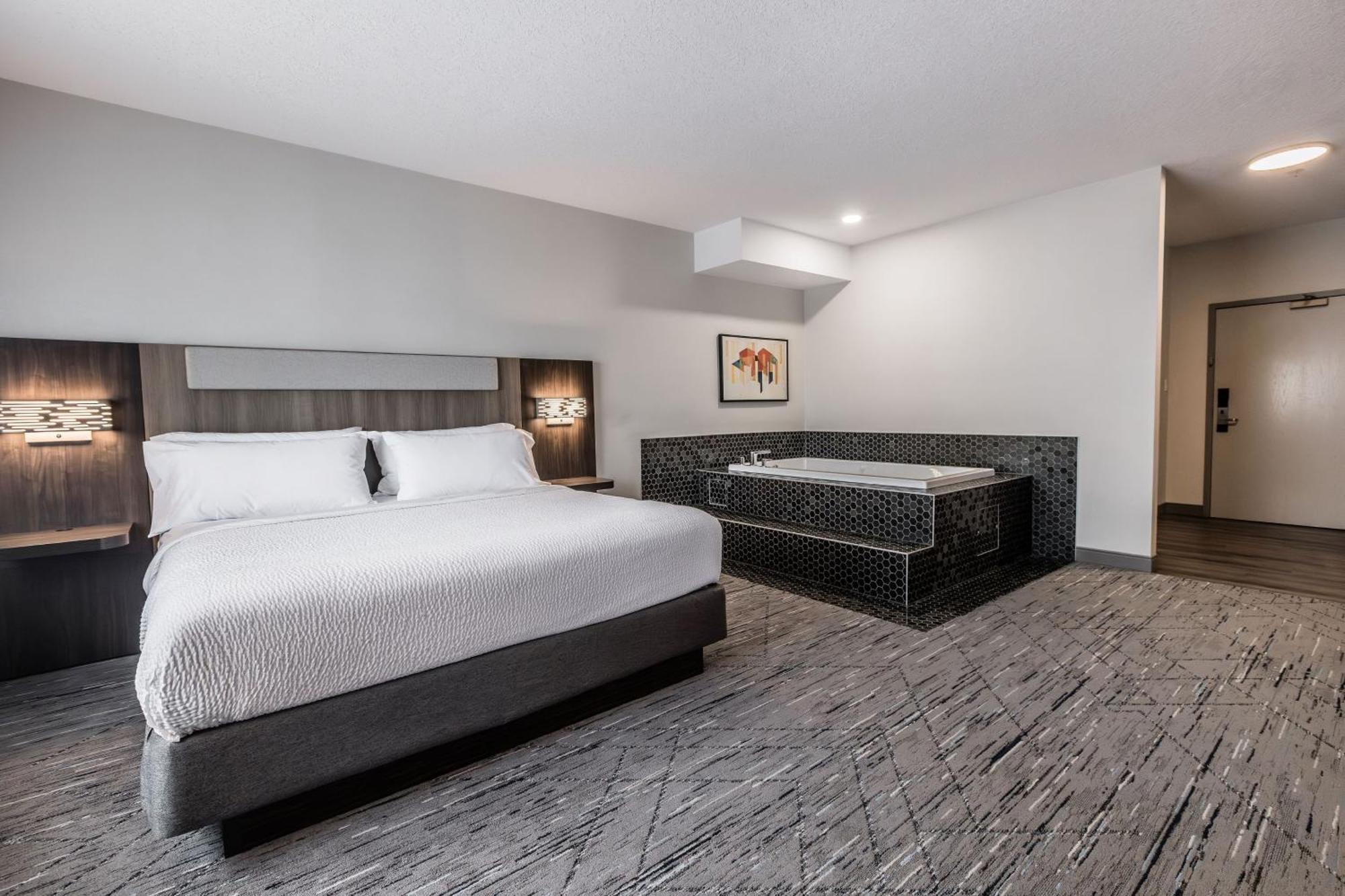 King Suite with Jetted Tub and Fireplace