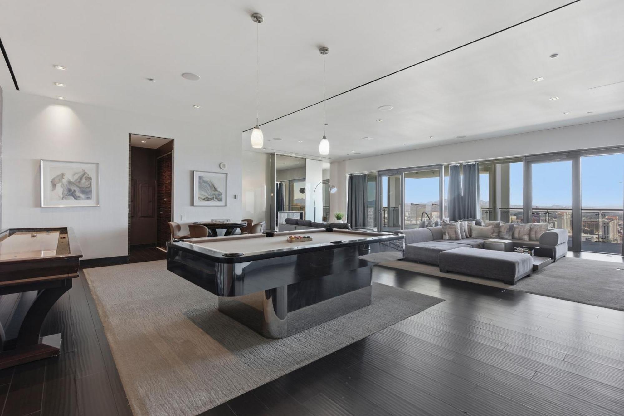 Stylish VIP 3,300sqft Penthouse | Full Strip View & Private Balcony