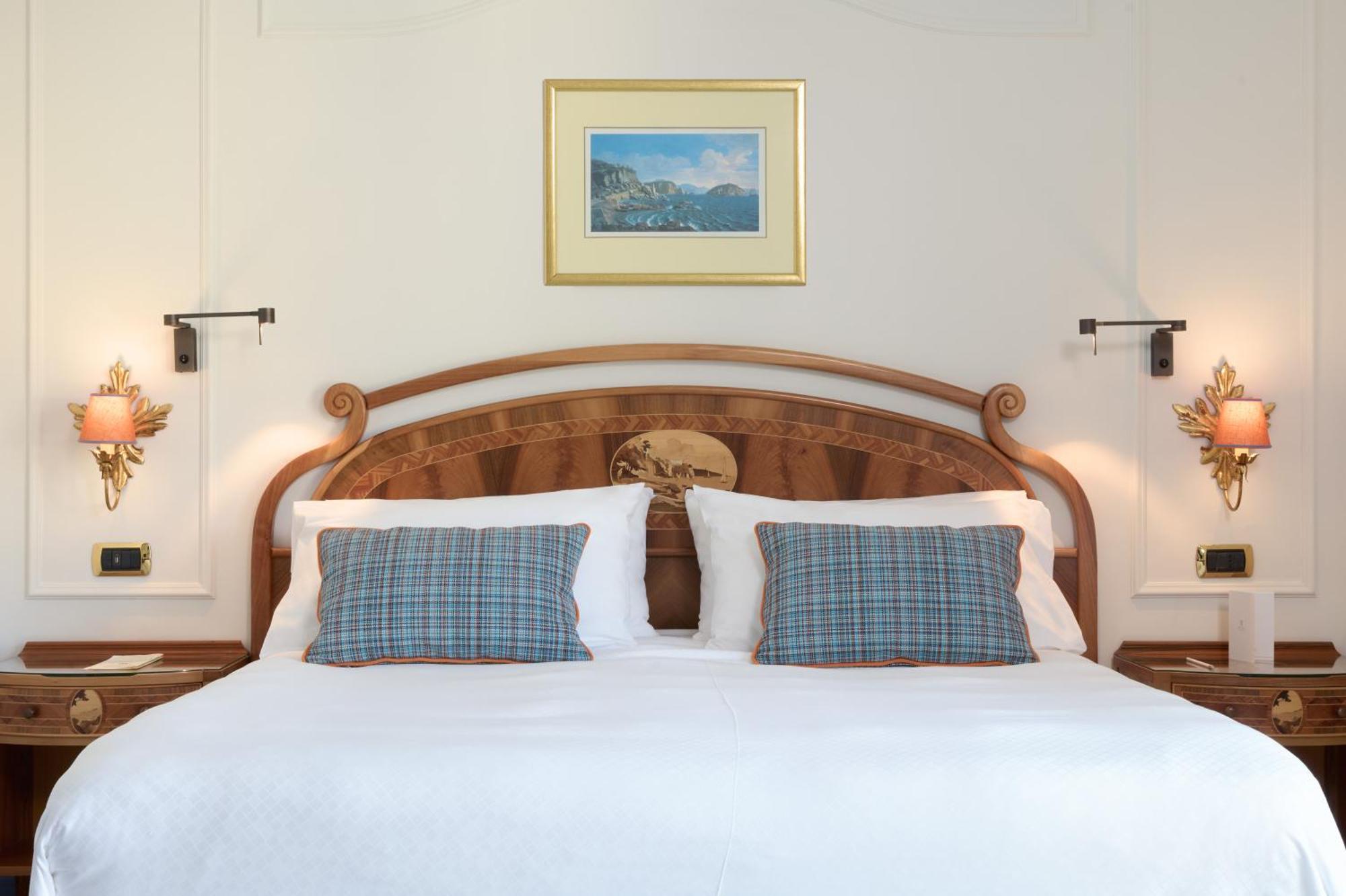 Deluxe Double or Twin Room with Side Sea View