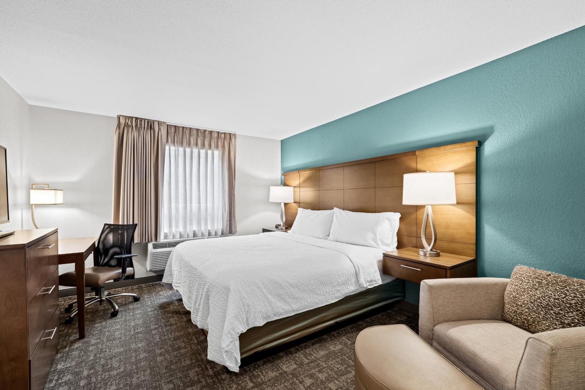 One-Bedroom Suite with Roll-In Shower - Mobility Accessible