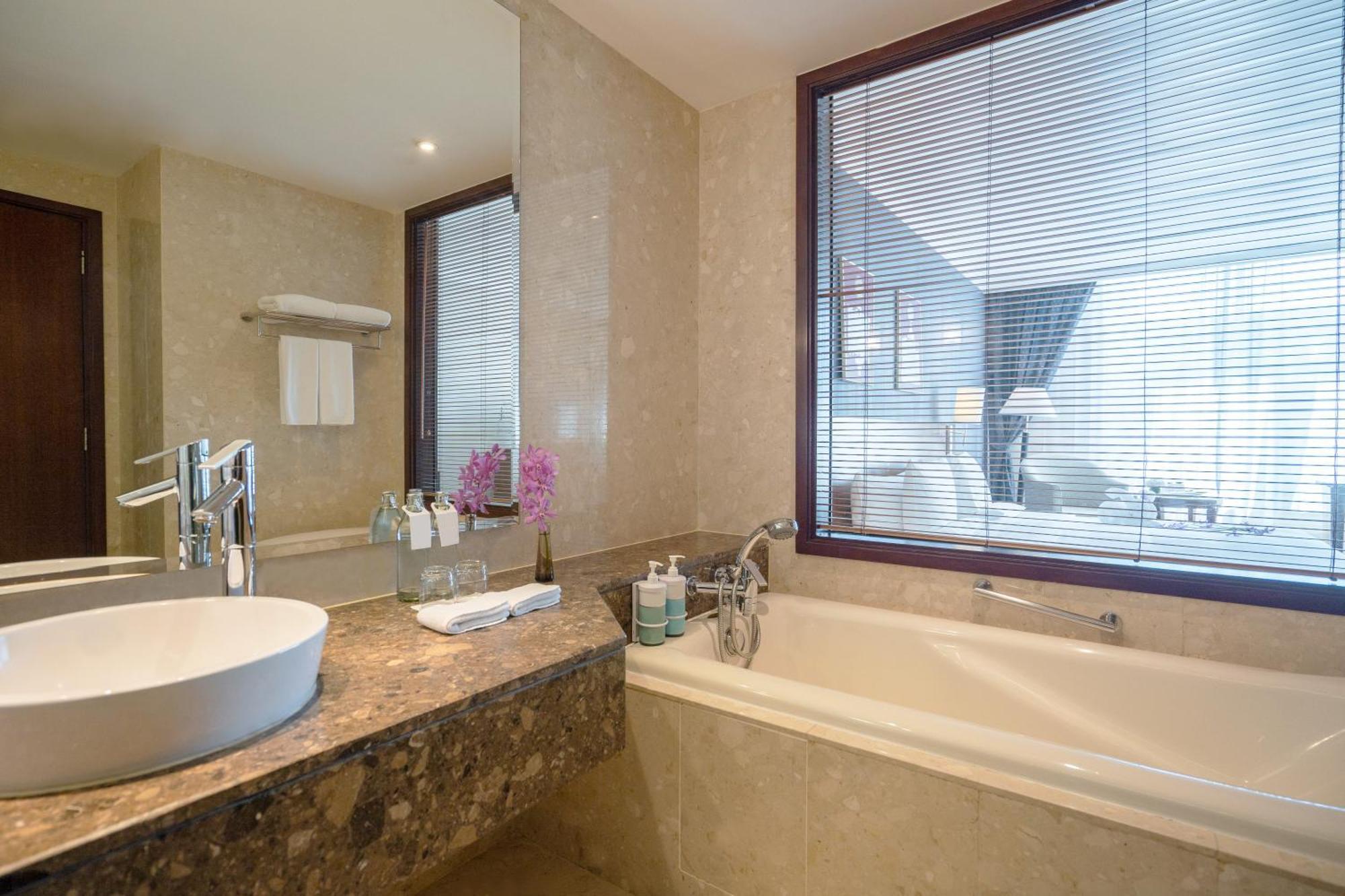King Room with Airport View