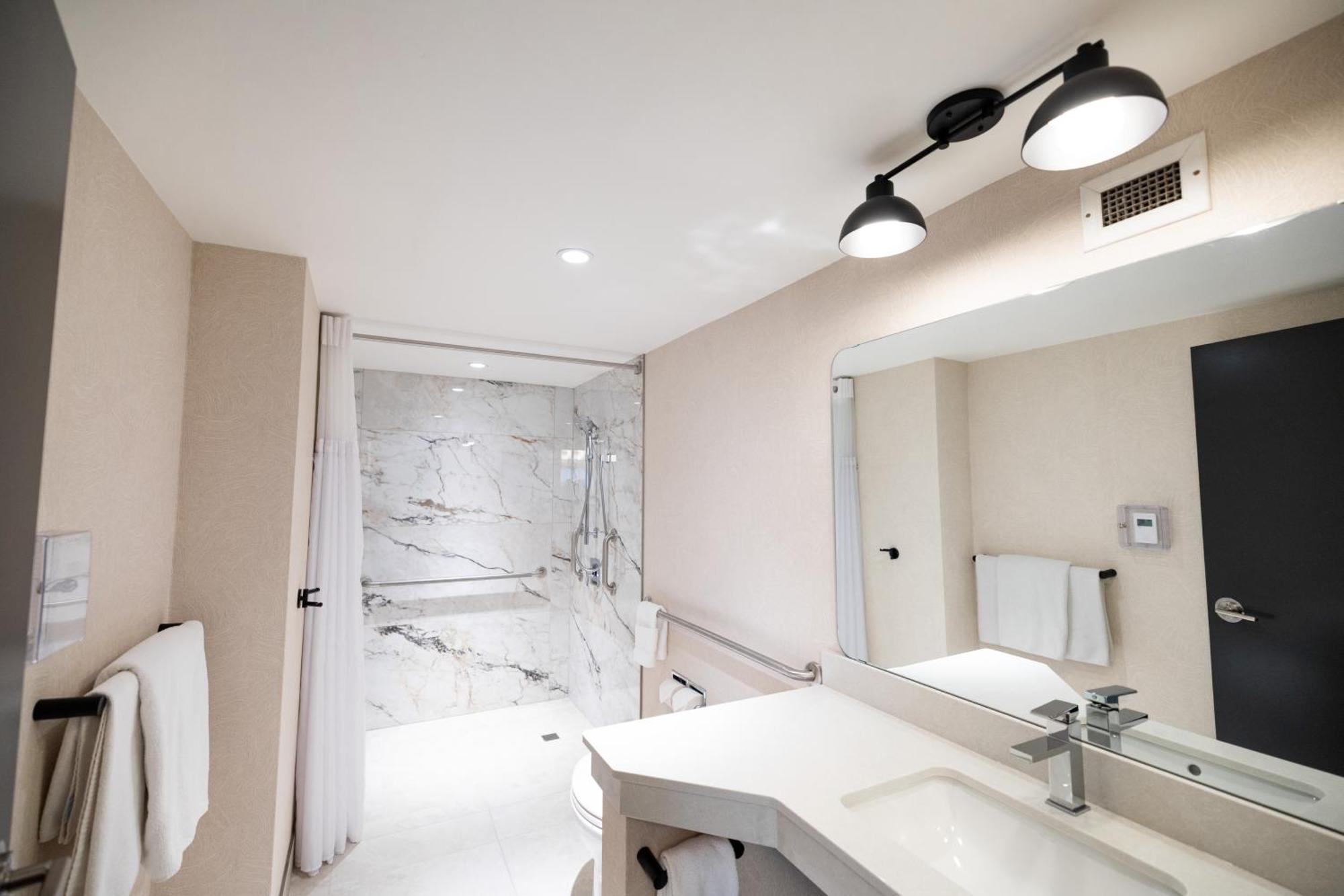 Queen Room - Disability Access - Non-Smoking